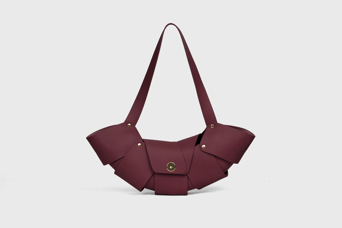 Croissant Bag Magnetic Closure Burgundy Leather Atelier Madre Manuel Dreesmann Barcelona Spain 1