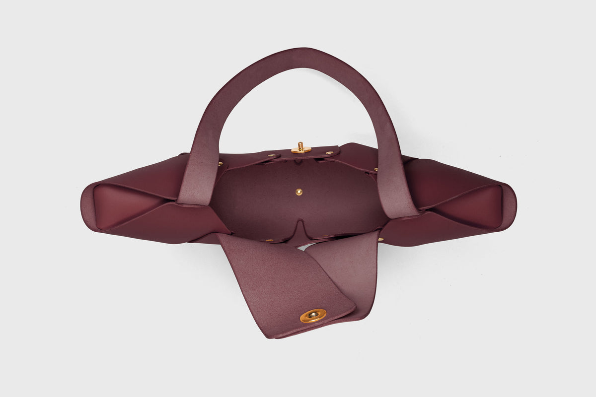 Croissant Bag Magnetic Closure Burgundy Leather Atelier Madre Manuel Dreesmann Barcelona Spain 4