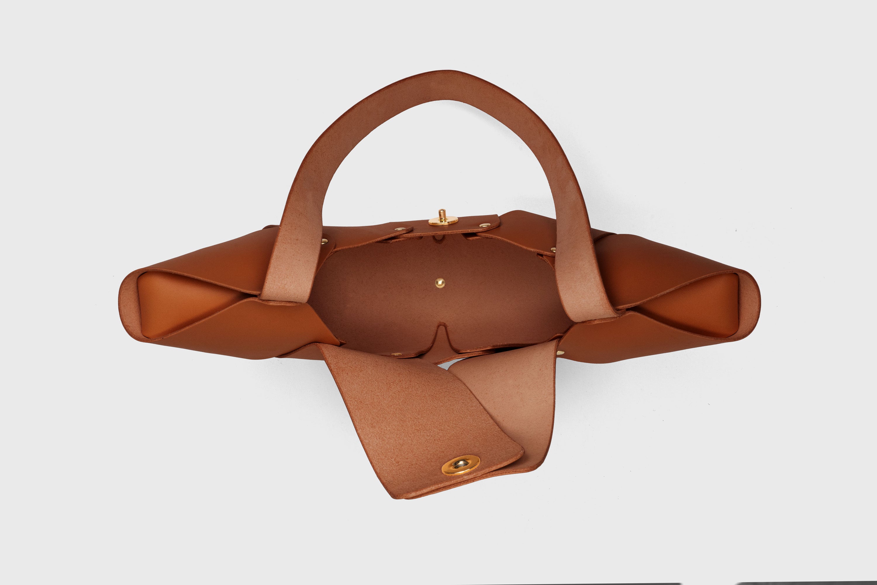 Croissant Bag Dark Brown Color Leather Magnetic Closure Full Grain Vegetable Tanned Leather High Quality Modern Minimalistic Organic Design Full Brass Rivets Atelier Madre Manuel Dreesmann Barcelona Spain