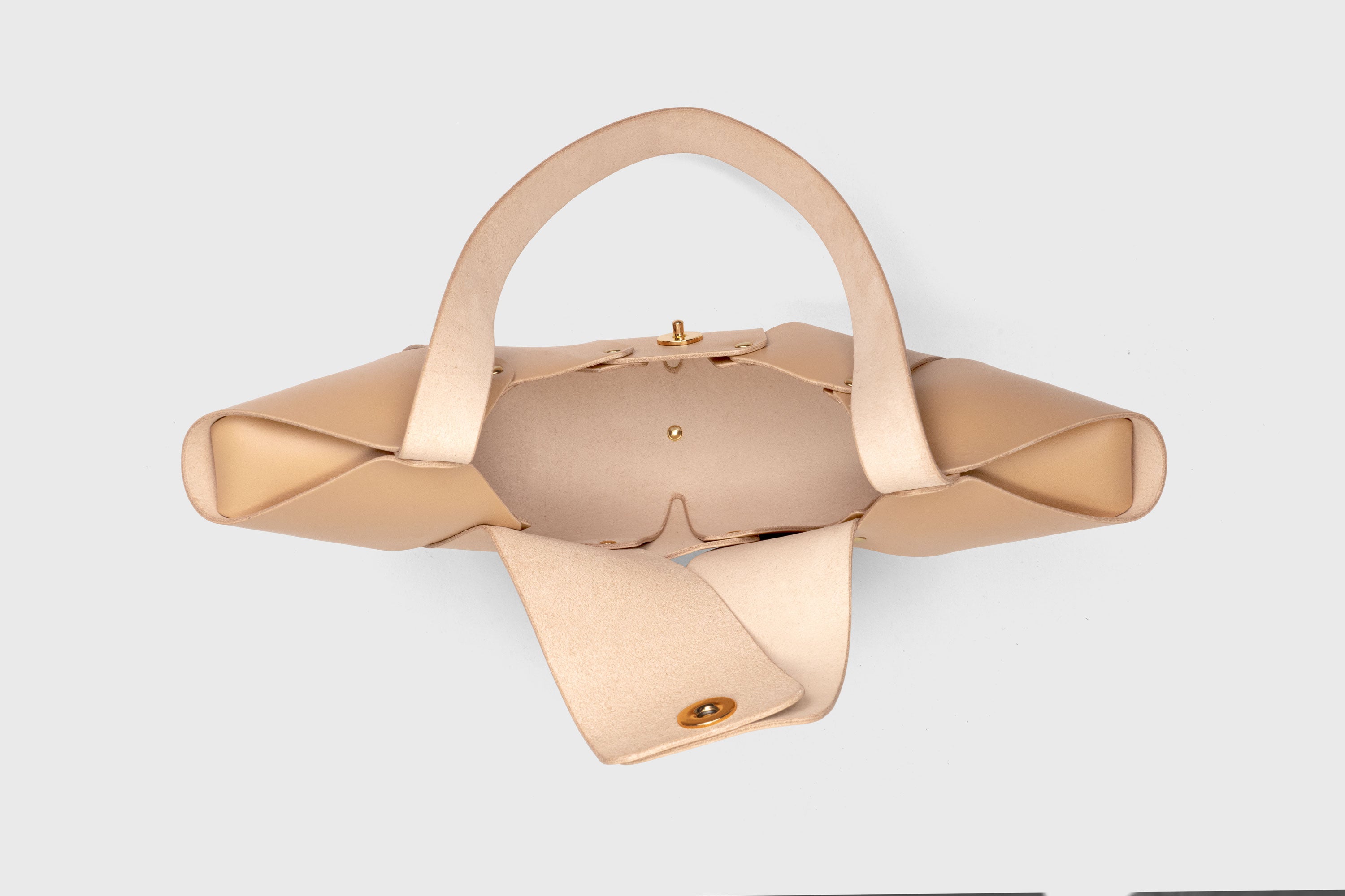 Croissant Bag Natural Color Leather Magnetic Closure Full Grain Vegetable Tanned Leather High Quality Modern Minimalistic Organic Design Full Brass Rivets Atelier Madre Manuel Dreesmann Barcelona Spain