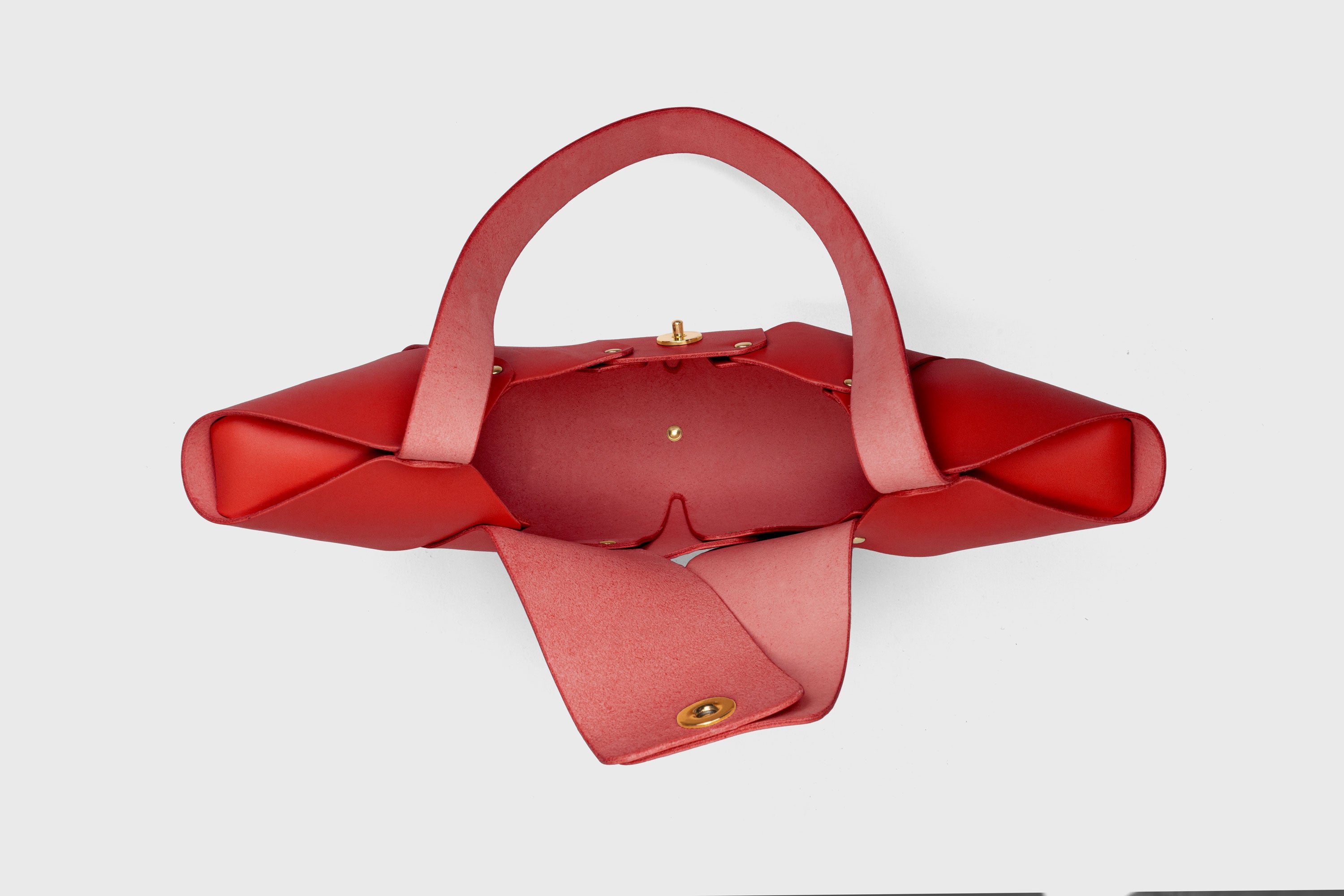 Croissant Bag Red Color Leather Magnetic Closure Full Grain Vegetable Tanned Leather High Quality Modern Minimalistic Organic Design Full Brass Rivets Atelier Madre Manuel Dreesmann Barcelona Spain