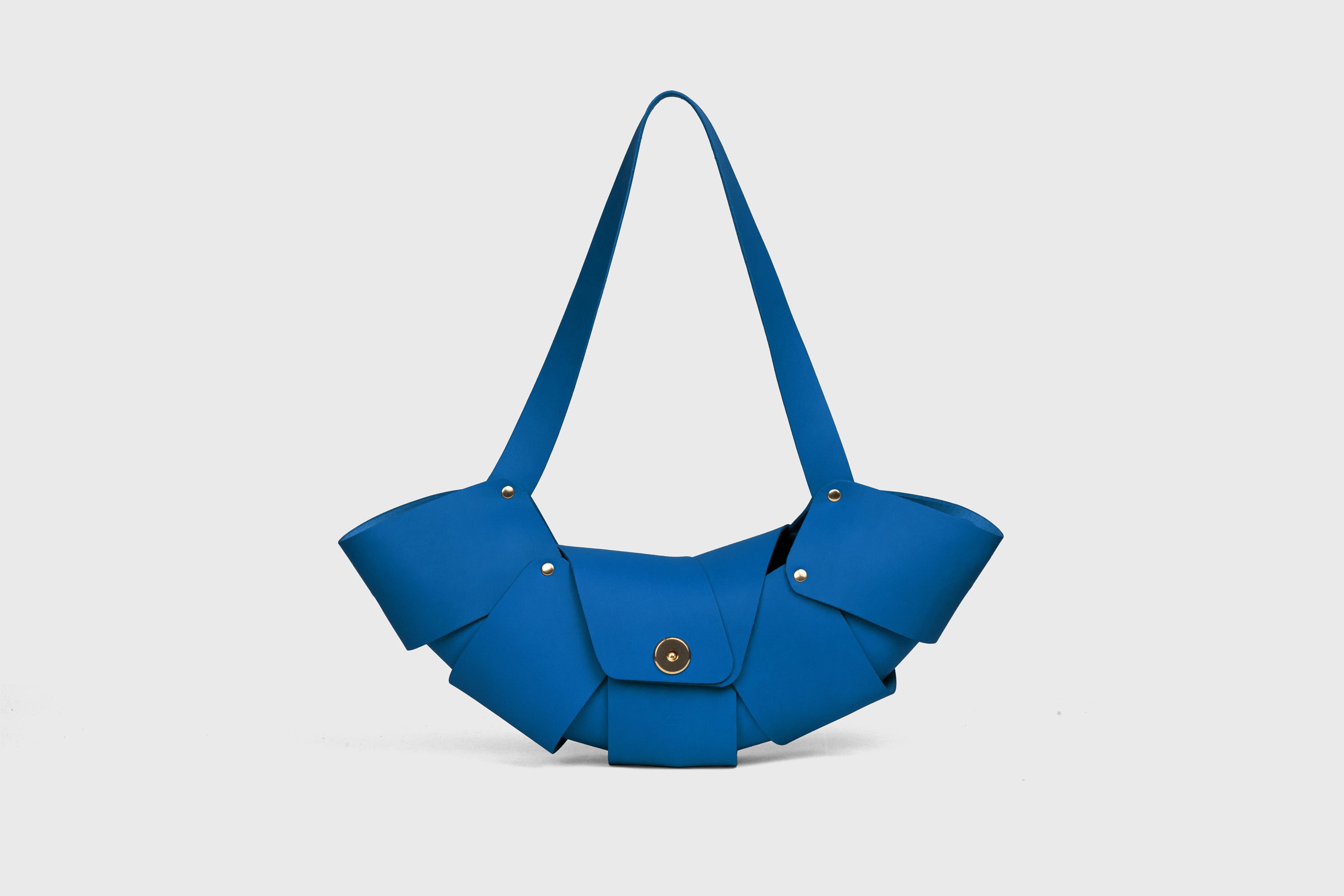 Croissant Bag Royal Blue Leather Magnetic Closure Full Grain Vegetable Tanned Leather High Quality Modern Minimalistic Organic Design Full Brass Rivets Atelier Madre Manuel Dreesmann Barcelona Spain