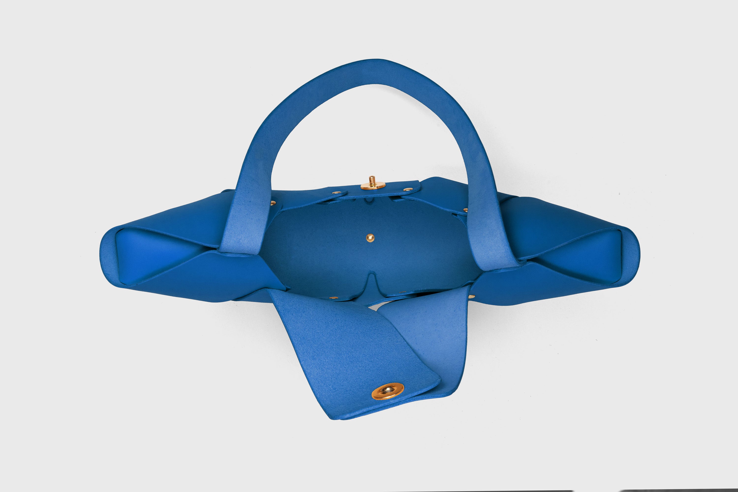 Croissant Bag Royal Blue Leather Magnetic Closure Full Grain Vegetable Tanned Leather High Quality Modern Minimalistic Organic Design Full Brass Rivets Atelier Madre Manuel Dreesmann Barcelona Spain