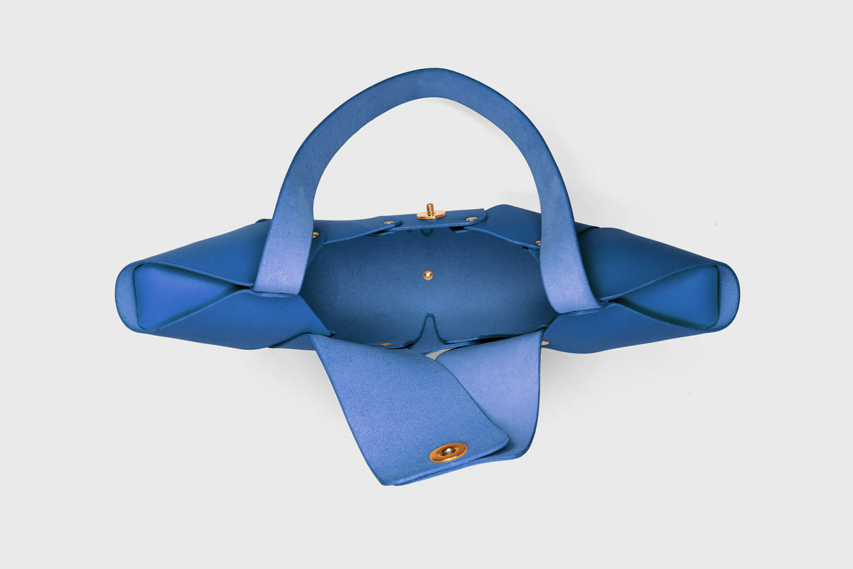 Croissant Bag Magnetic Closure Royal Blue Leather Atelier Madre Manuel Dreesmann Barcelona Spain 4