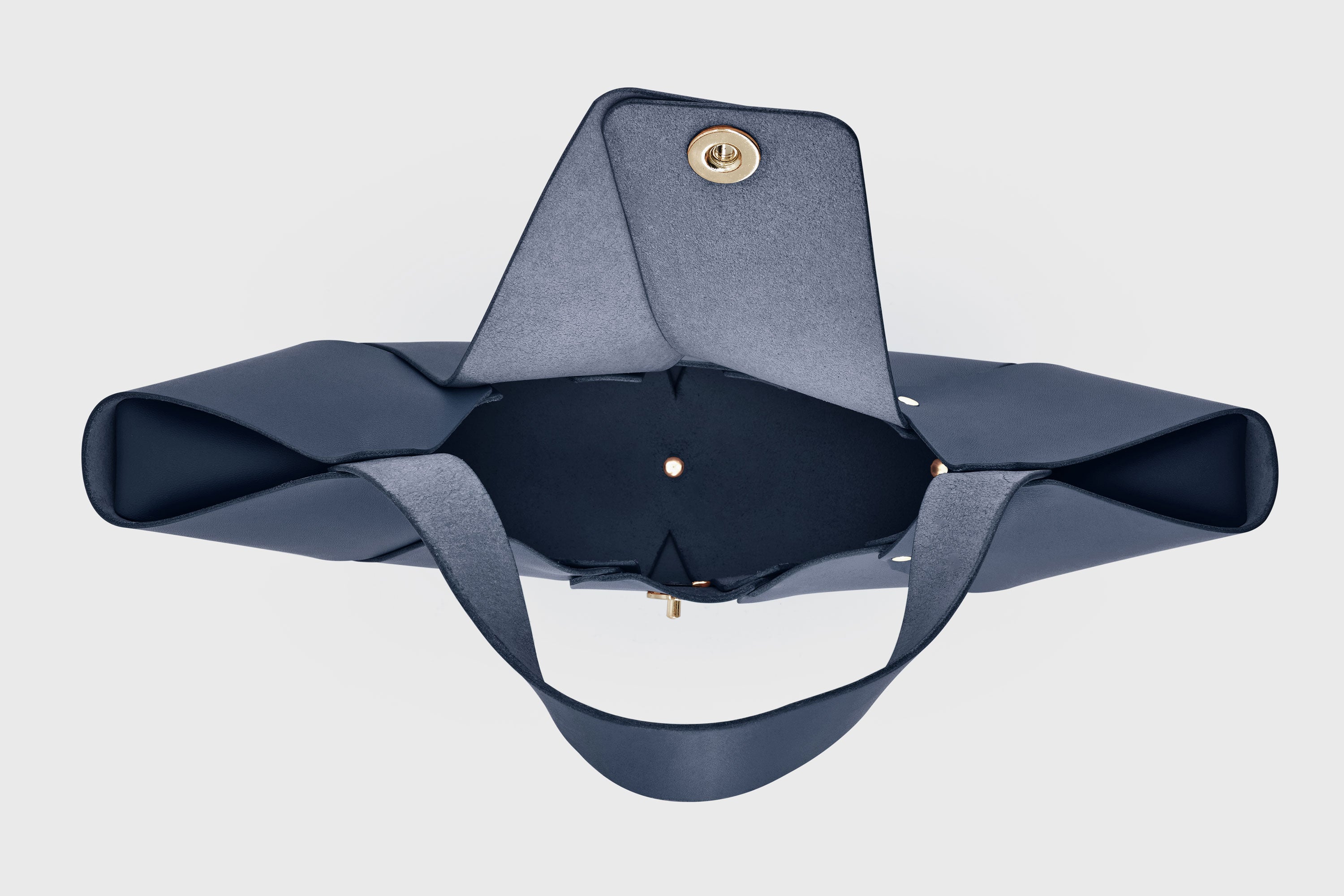 Croissant Bag Marine Blue Color Leather Magnetic Closure Full Grain Vegetable Tanned Leather High Quality Modern Minimalistic Organic Design Full Brass Rivets Atelier Madre Manuel Dreesmann Barcelona Spain