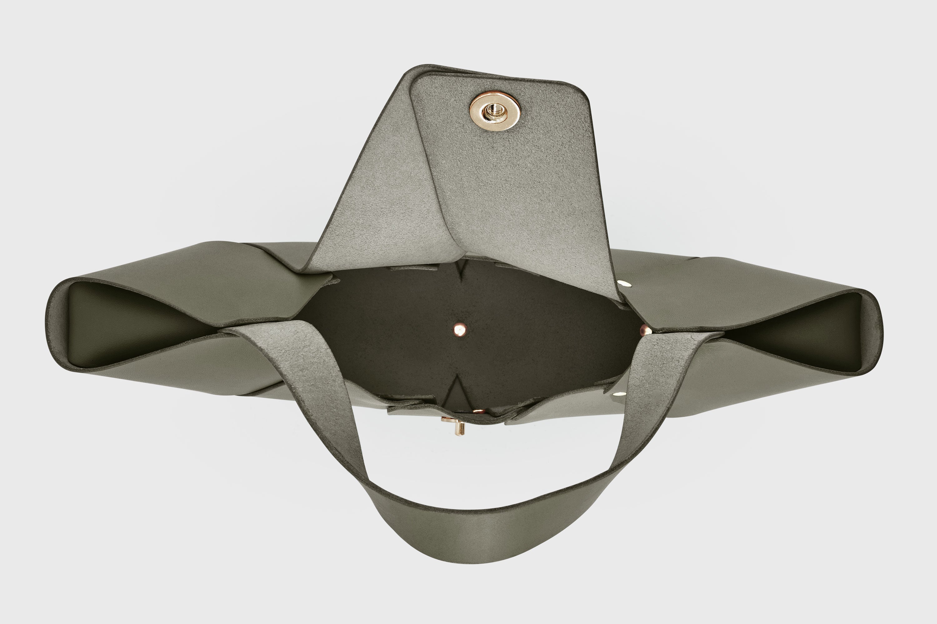 Croissant Bag Olive Green Color Leather Magnetic Closure Full Grain Vegetable Tanned Leather High Quality Modern Minimalistic Organic Design Full Brass Rivets Atelier Madre Manuel Dreesmann Barcelona Spain