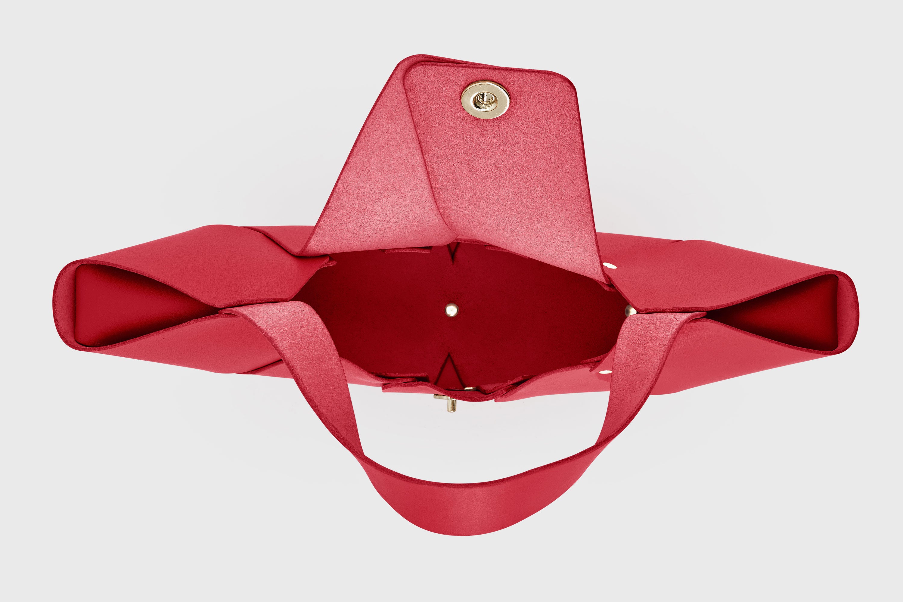 Croissant Bag Red Color Leather Magnetic Closure Full Grain Vegetable Tanned Leather High Quality Modern Minimalistic Organic Design Full Brass Rivets Atelier Madre Manuel Dreesmann Barcelona Spain