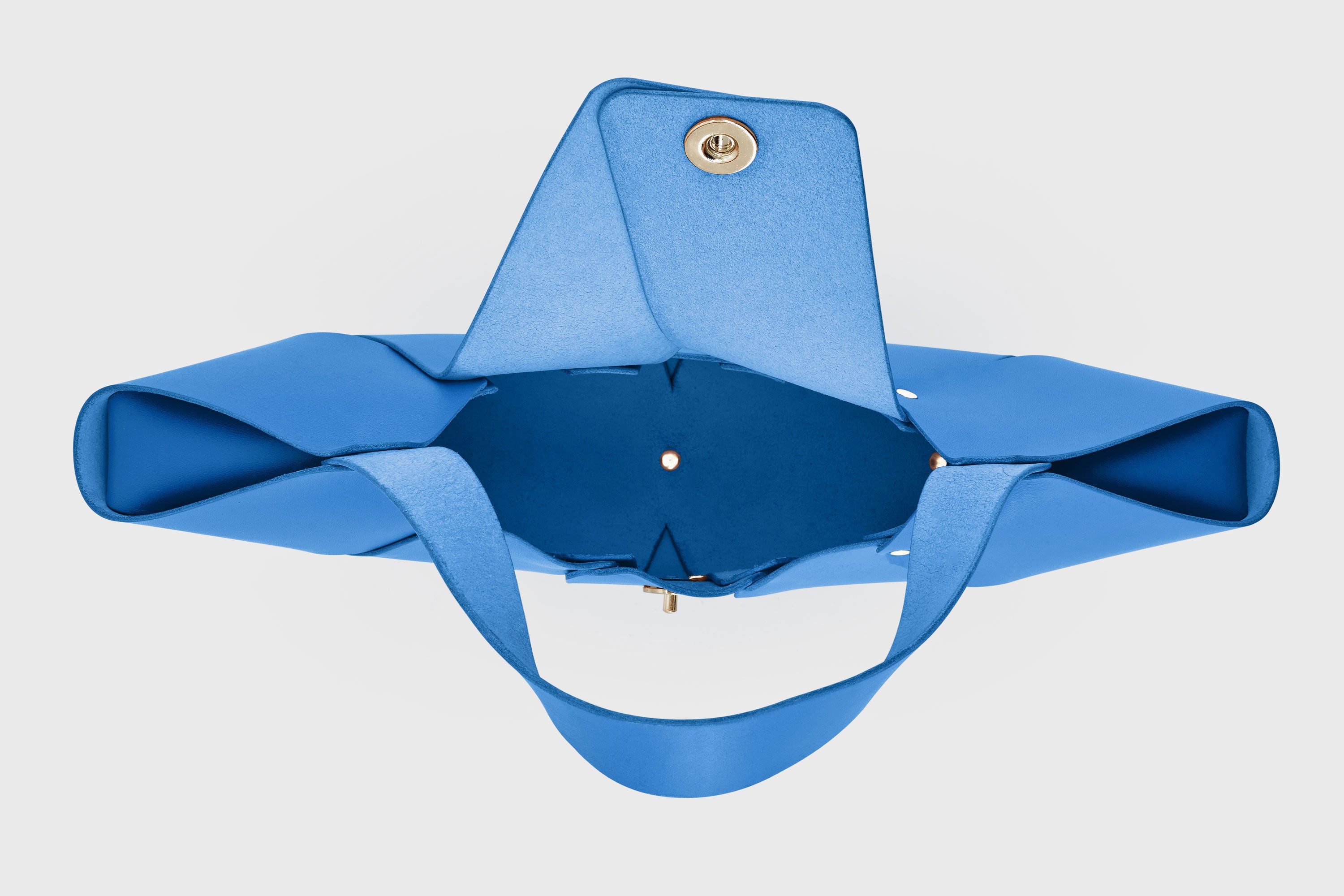 Croissant Bag Royal Blue Color Leather Magnetic Closure Full Grain Vegetable Tanned Leather High Quality Modern Minimalistic Organic Design Full Brass Rivets Atelier Madre Manuel Dreesmann Barcelona Spain