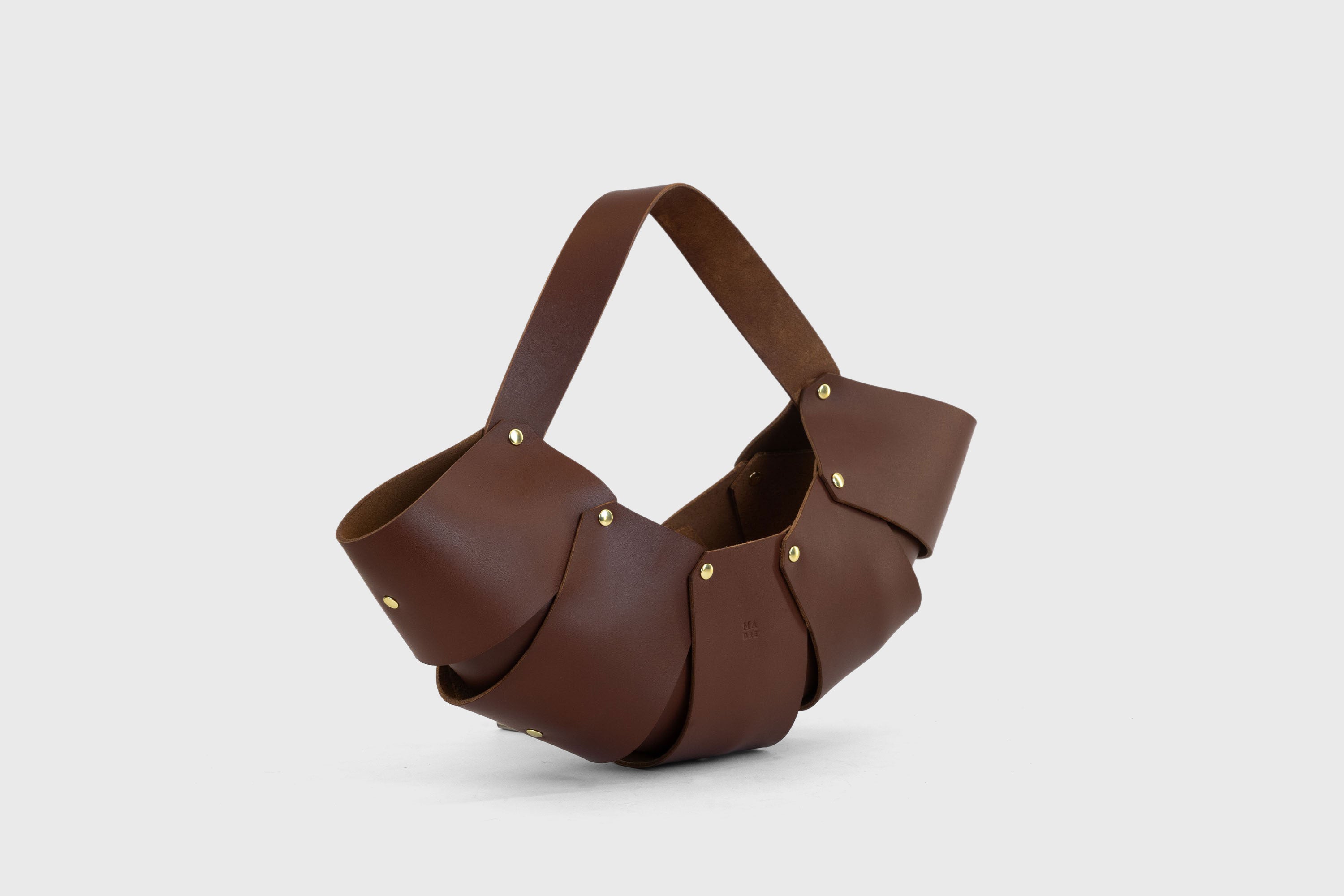 Croissant Leather Bag Dark Brown Vegetable Tanned Full Grain Premium Spain Brass Rivets Design Minimalist Modern Shopper Handbag Pouch Handbag Atelier Madre Manuel Dreesmann Barcelona
