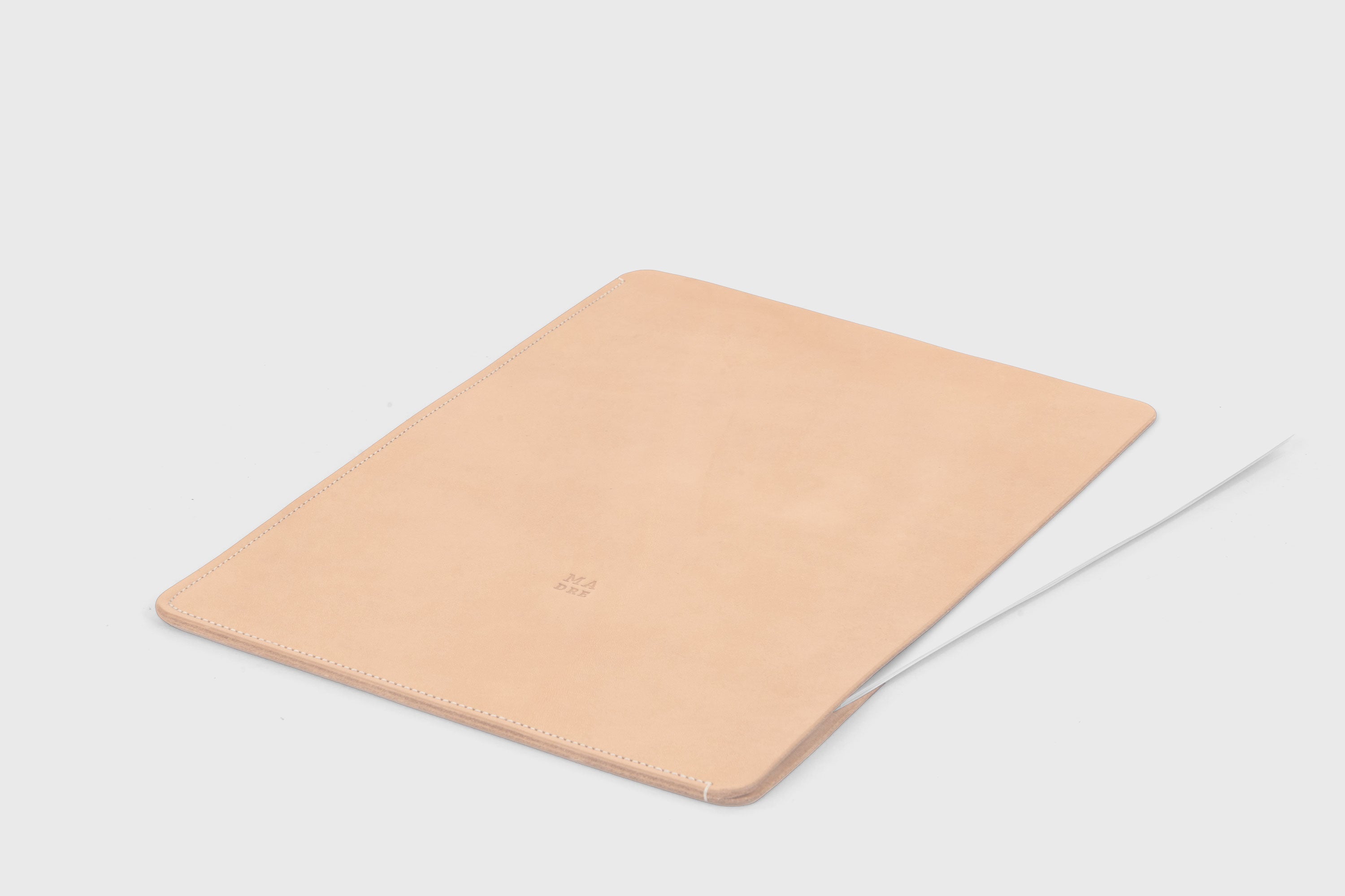 Document Folder Leather Natural Color Minimalist Design Atelier Madre Manuel Dreesmann Barcelona Spain