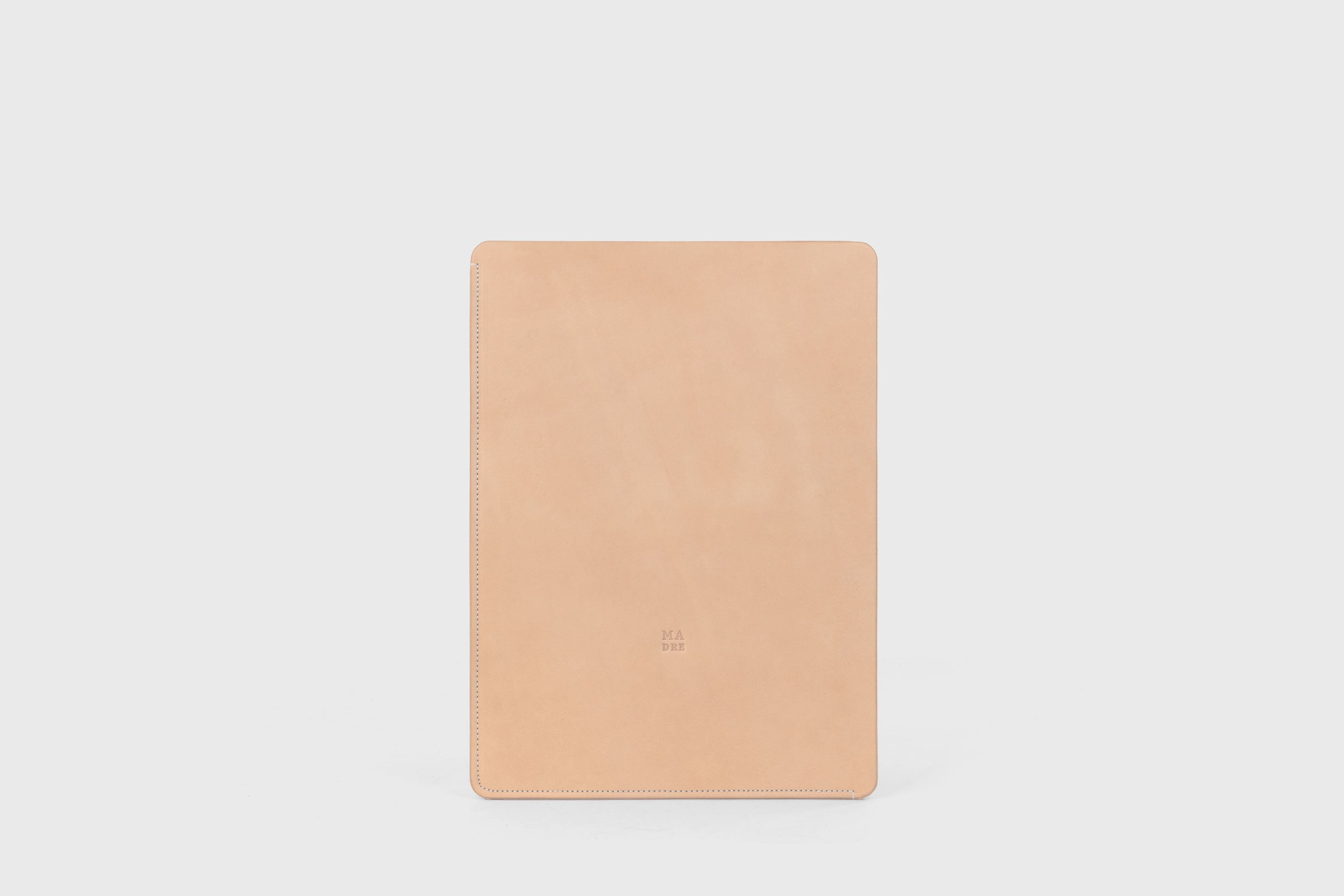 Document Folder Leather Natural Color Minimalist Design Atelier Madre Manuel Dreesmann Barcelona Spain