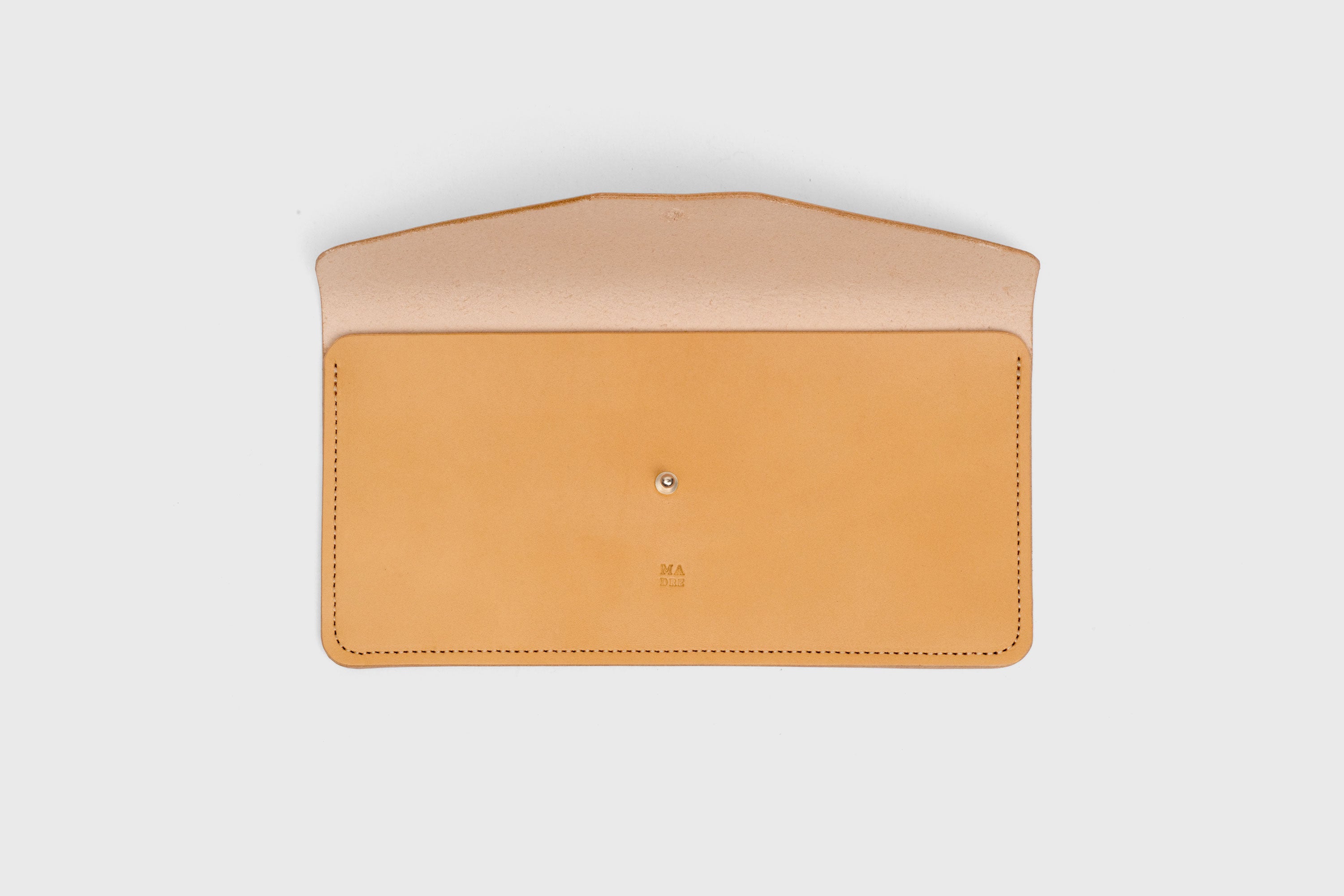Document Holder In Brown Color In Vegetable Tanned Leather Minimalistic Design Atelier Madre Manuel Dreesmann Barcelona Spain