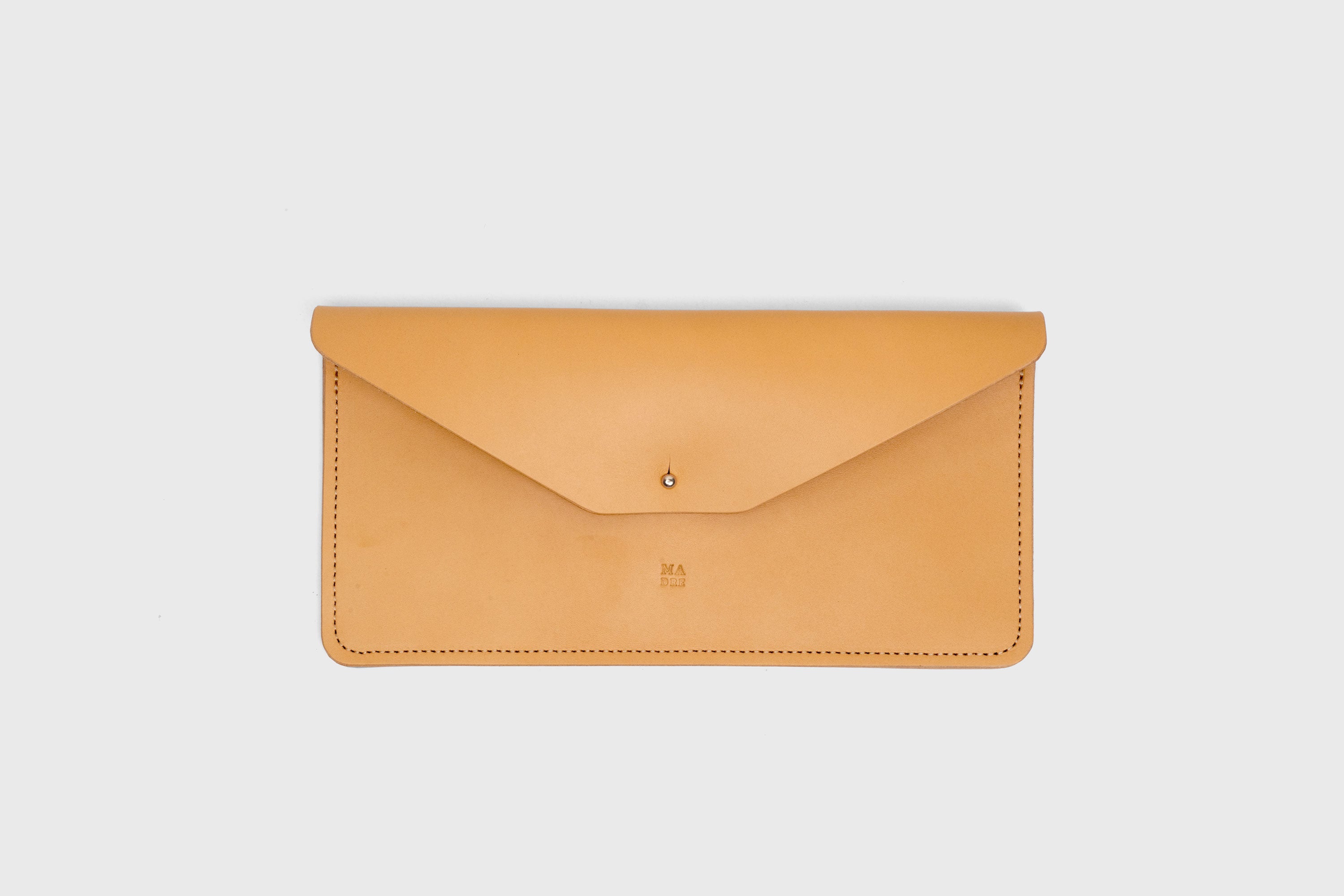 Document Holder In Brown Color In Vegetable Tanned Leather Minimalistic Design Atelier Madre Manuel Dreesmann Barcelona Spain