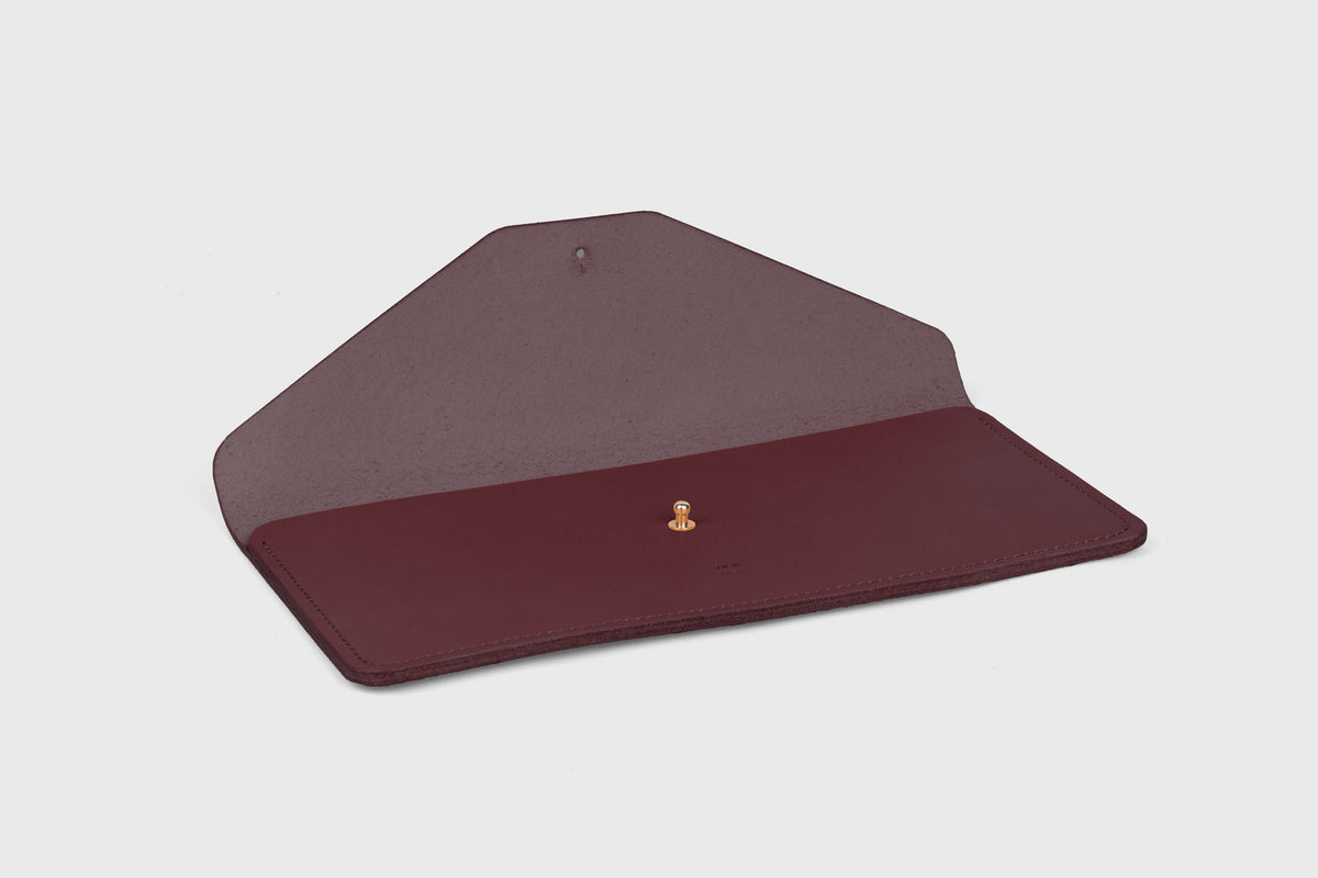 Document Holder Burgundy Colour Leather Atelier Madre Manuel Dreesmann Barcelona Spain 3