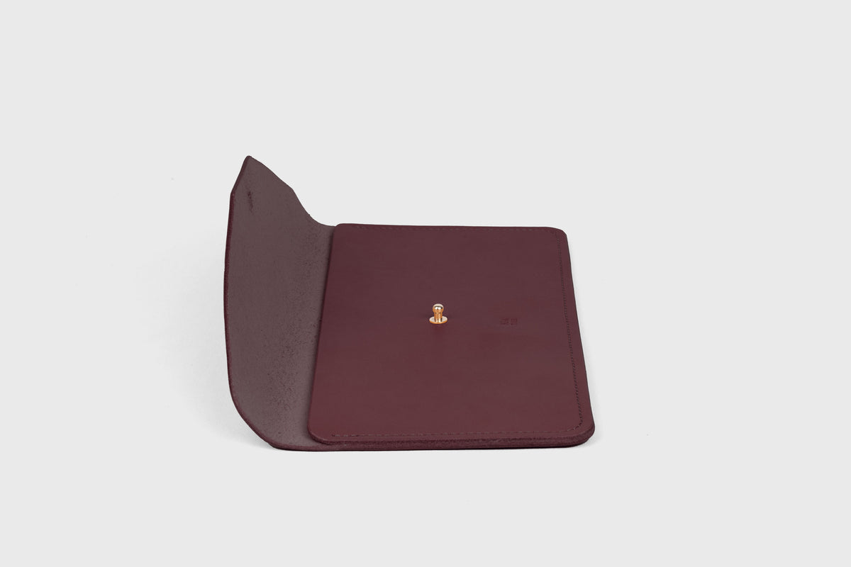 Document Holder Burgundy Colour Leather Atelier Madre Manuel Dreesmann Barcelona Spain 4
