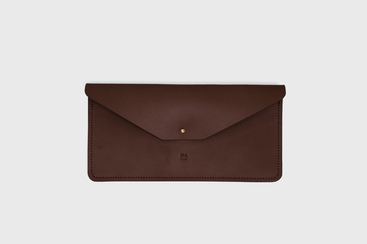 Document Holder Chocolate Brown Colour Leather Atelier Madre Manuel Dreesmann Barcelona Spain 1