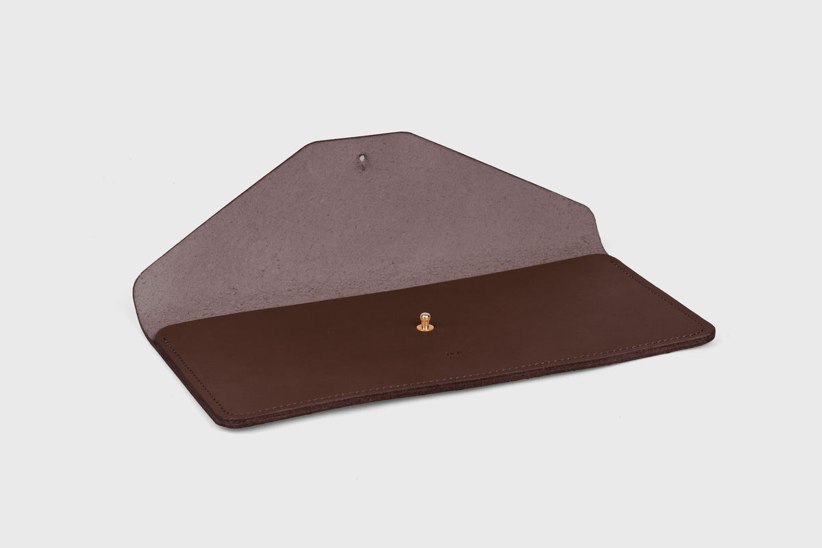 Document Holder Chocolate Brown Colour Leather Atelier Madre Manuel Dreesmann Barcelona Spain 3