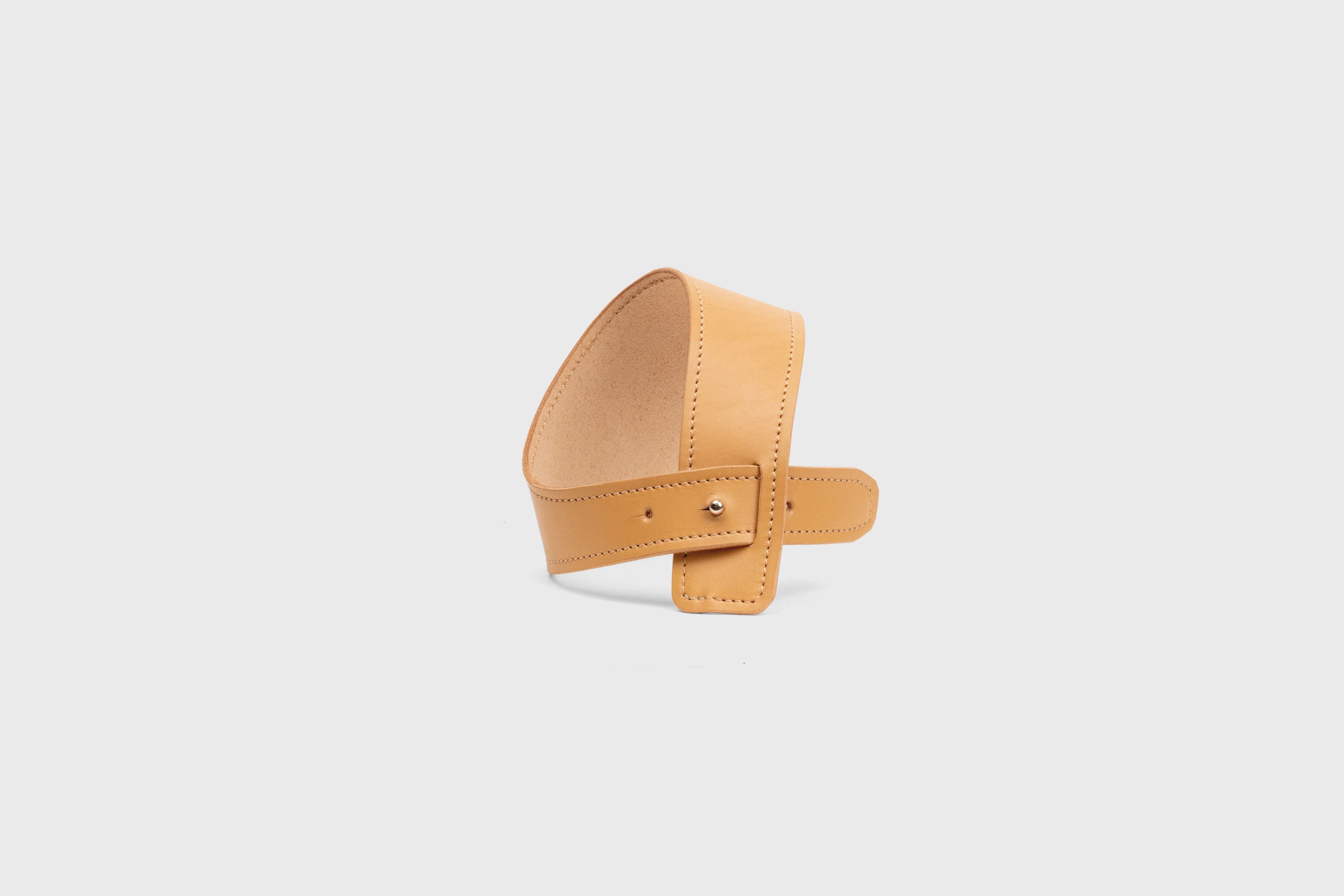 Dog Collar Brown Colour Leather Vegetable Tanned Modern Minimal Design Premium Quality Atelier Madre Manuel Dreesmann Barcelona Spain