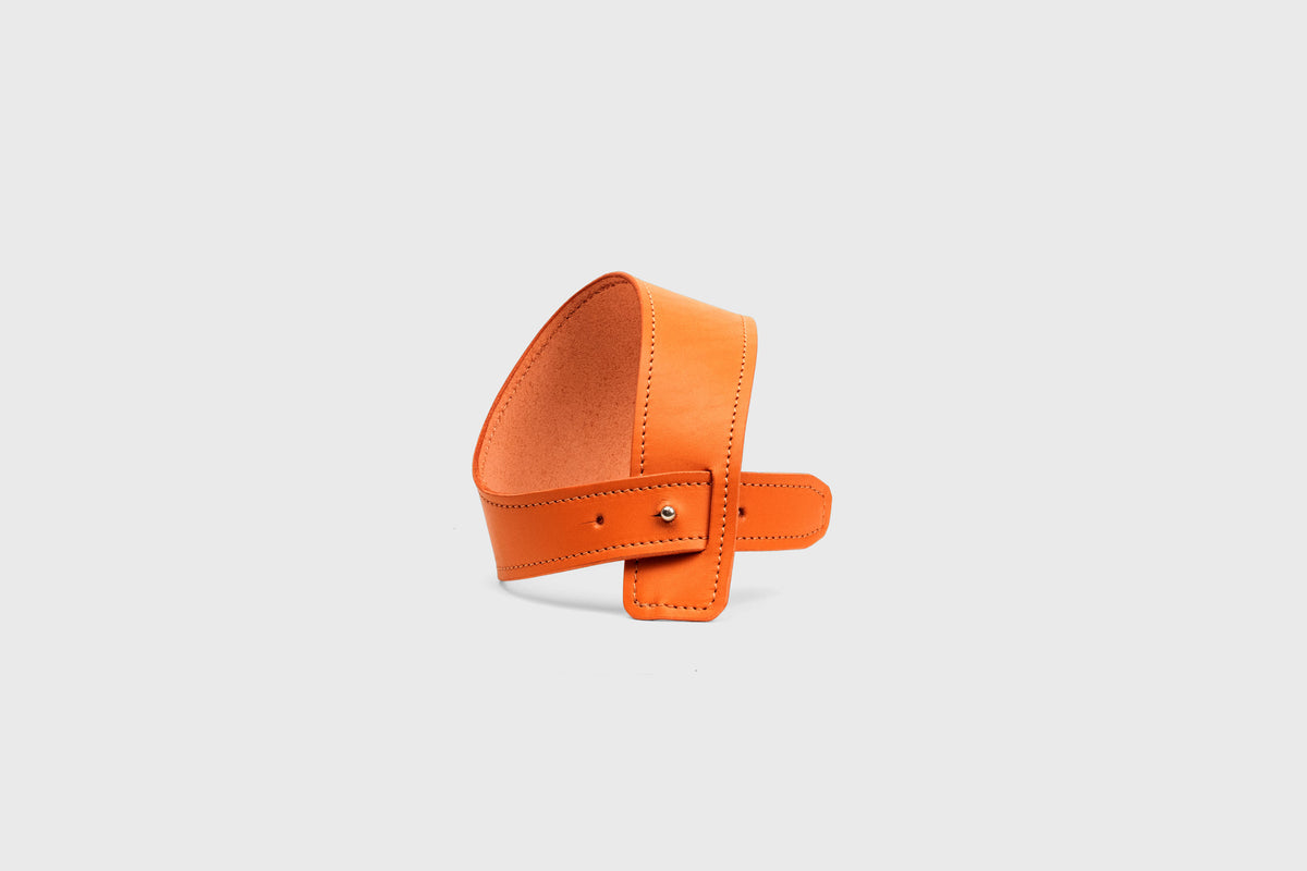 Dog Collar Orange Colour Leather Vegetable Tanned Modern Minimal Design Premium Quality Atelier Madre Manuel Dreesmann Barcelona 3