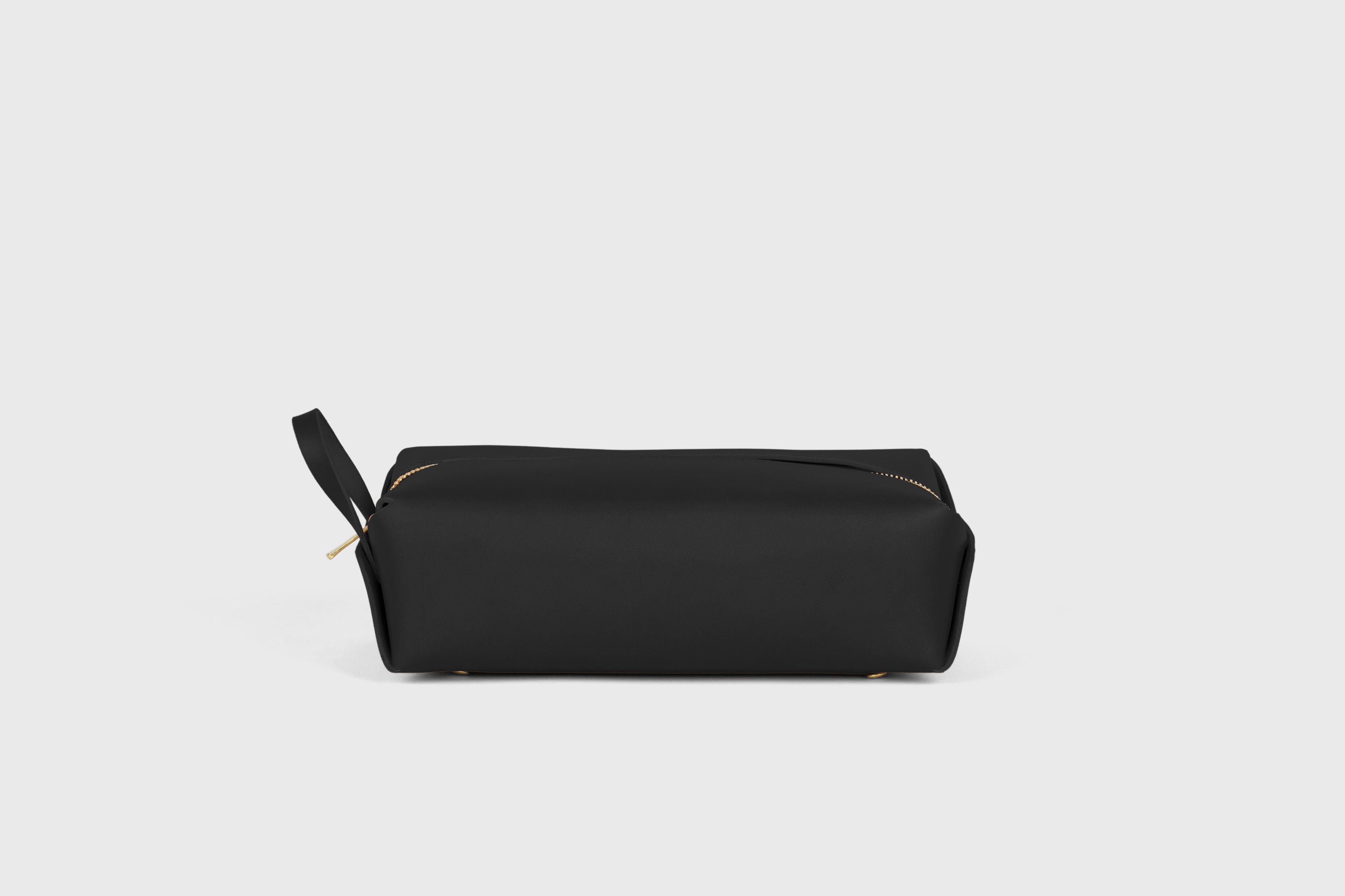 Dopp Kit Black Color Leather Toiletry Bag Make Up Pouch Travel Pack Hygiene Bag Zipper Premium Quality Minimalistic Modern Design Atelier Madre Manuel Dreesmann Barcelona Spain