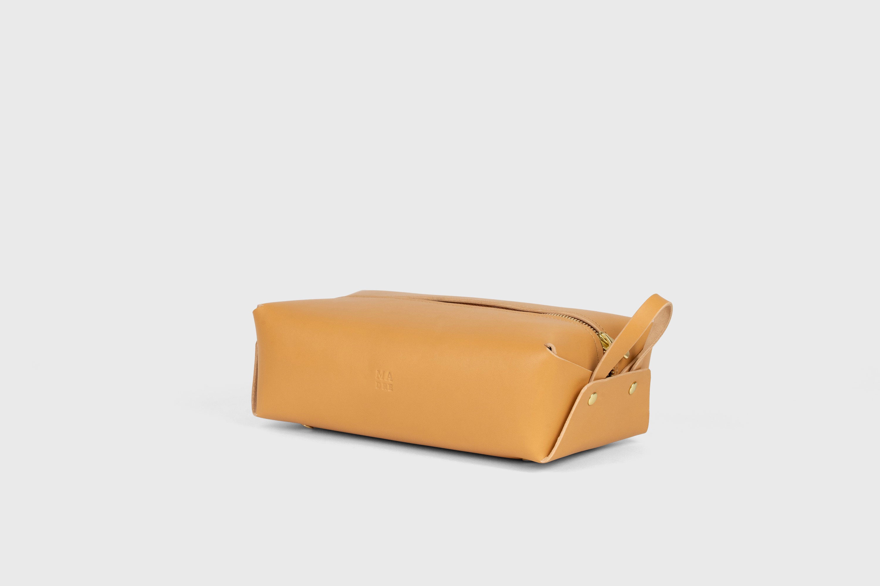 Dopp Kit Brown Color Leather Toiletry Bag Make Up Pouch Travel Pack Hygiene Bag Zipper Premium Quality Minimalistic Modern Design Atelier Madre Manuel Dreesmann Barcelona Spain