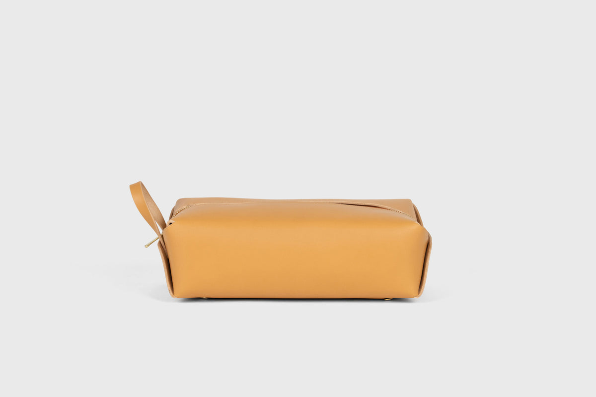 Dopp Kit Toiletry Bag Brown Color Leather Travel Make Up Bag Zipper Premium Quality Minimalistic Modern Design Manuel Dreesmann Atelier Madre Barcelona Spain 3
