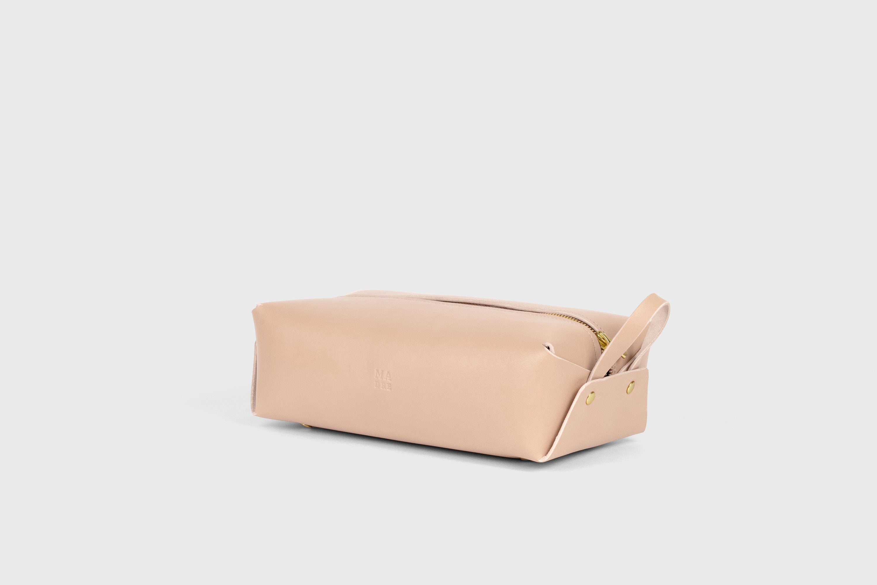 Dopp Kit Natural Color Leather Toiletry Bag Make Up Pouch Travel Pack Hygiene Bag Zipper Premium Quality Minimalistic Modern Design Atelier Madre Manuel Dreesmann Barcelona Spain