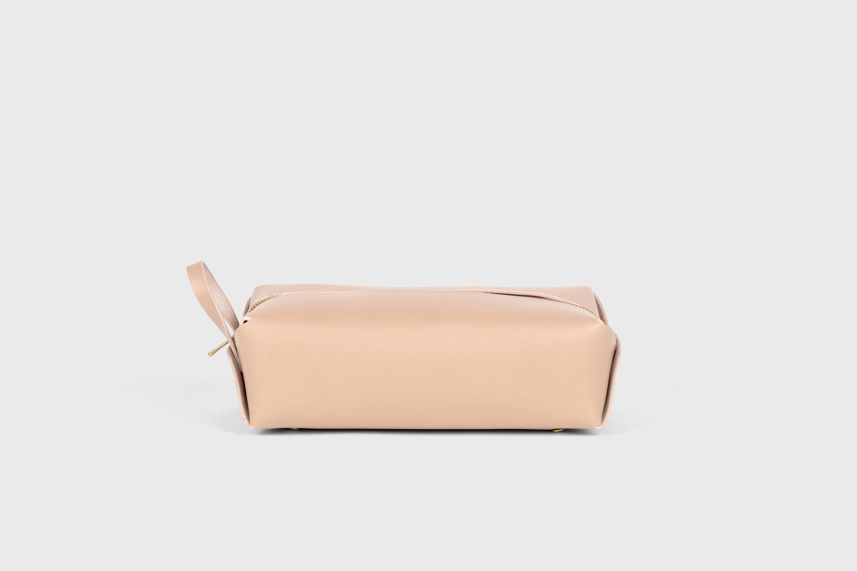 Dopp Kit Natural Color Leather Toiletry Bag Make Up Pouch Travel Pack Hygiene Bag Zipper Premium Quality Minimalistic Modern Design Atelier Madre Manuel Dreesmann Barcelona Spain