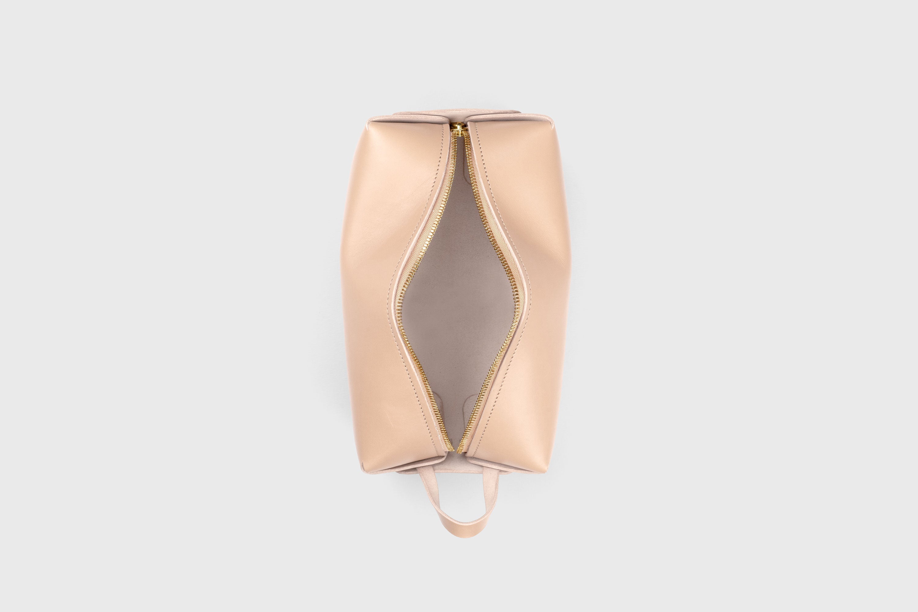 Dopp Kit Natural Color Leather Toiletry Bag Make Up Pouch Travel Pack Hygiene Bag Zipper Premium Quality Minimalistic Modern Design Atelier Madre Manuel Dreesmann Barcelona Spain