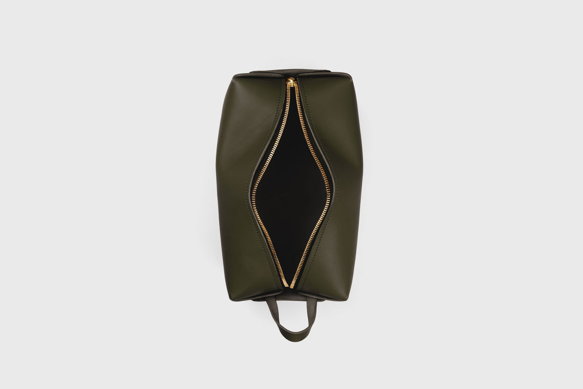 Dopp Kit Toiletry Bag Olive Green Color Leather Travel Make Up Bag Zipper Premium Quality Minimalistic Modern Design Manuel Dreesmann Atelier Madre Barcelona Spain 4