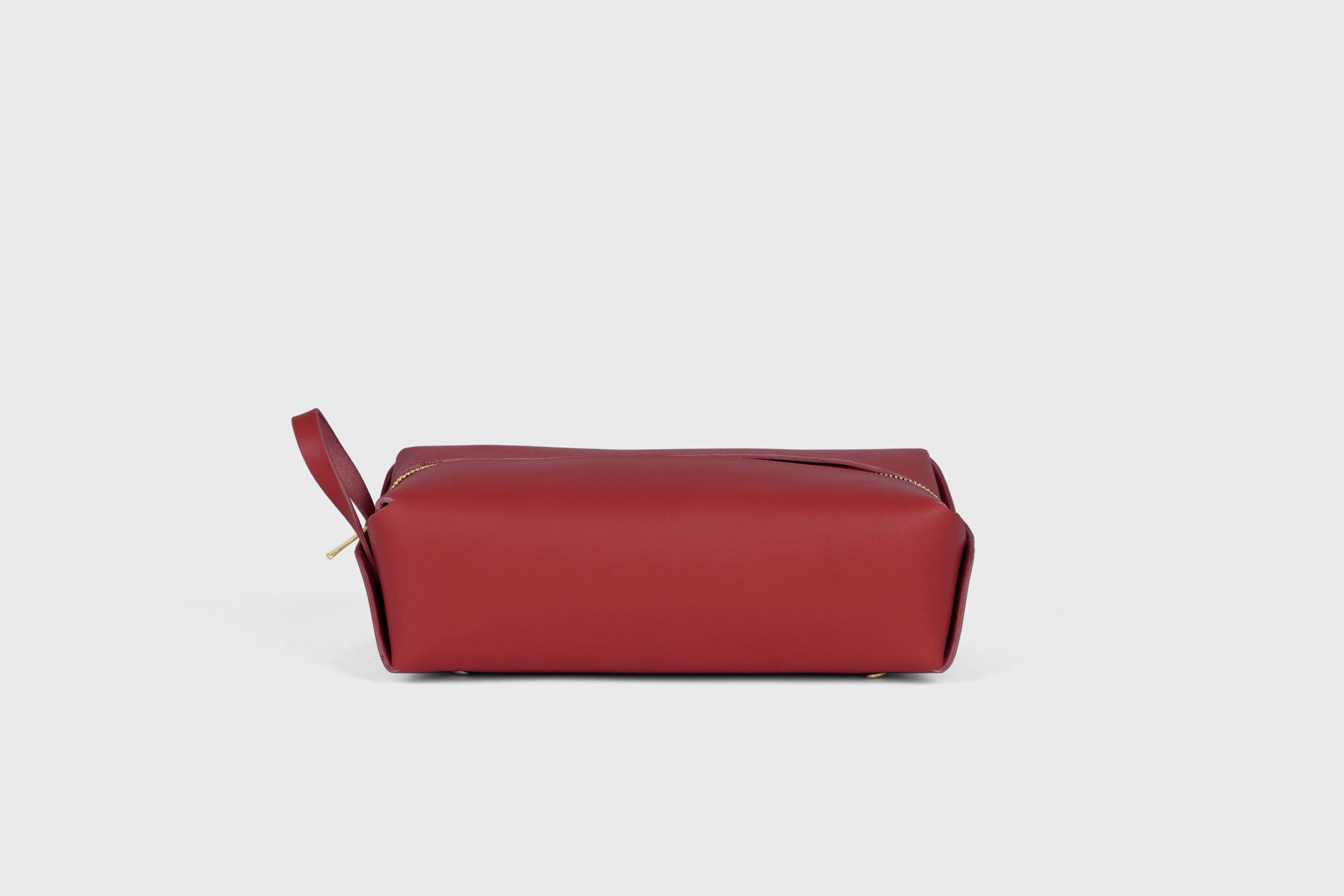 Dopp Kit Red Color Leather Toiletry Bag Make Up Pouch Travel Pack Hygiene Bag Zipper Premium Quality Minimalistic Modern Design Atelier Madre Manuel Dreesmann Barcelona Spain