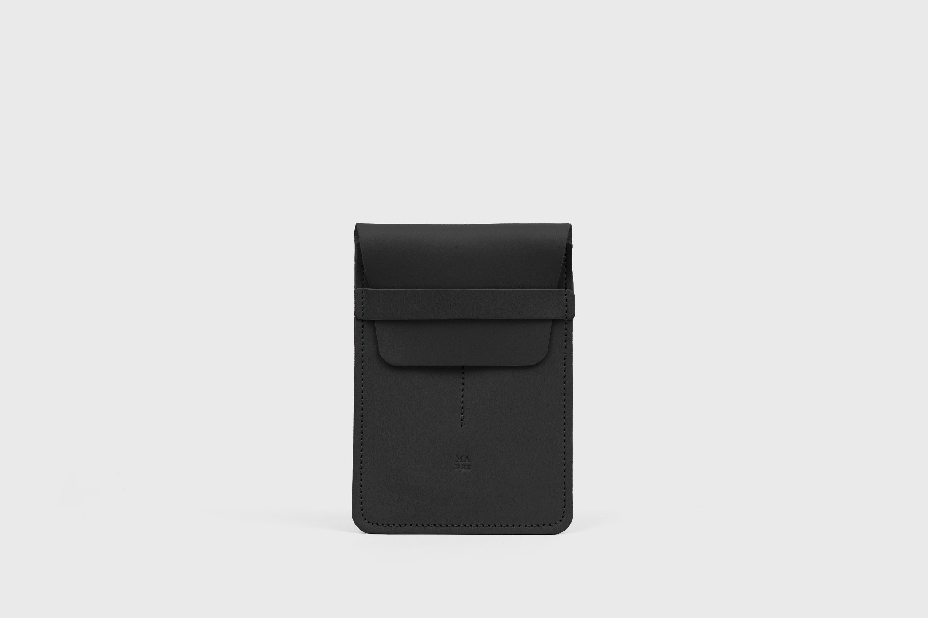 Estuche doble per a bolígrafs en color negre de pell adobada amb vegetals, disseny minimalista, Atelier Madre, Manuel Dreesmann, Barcelona, Espanya