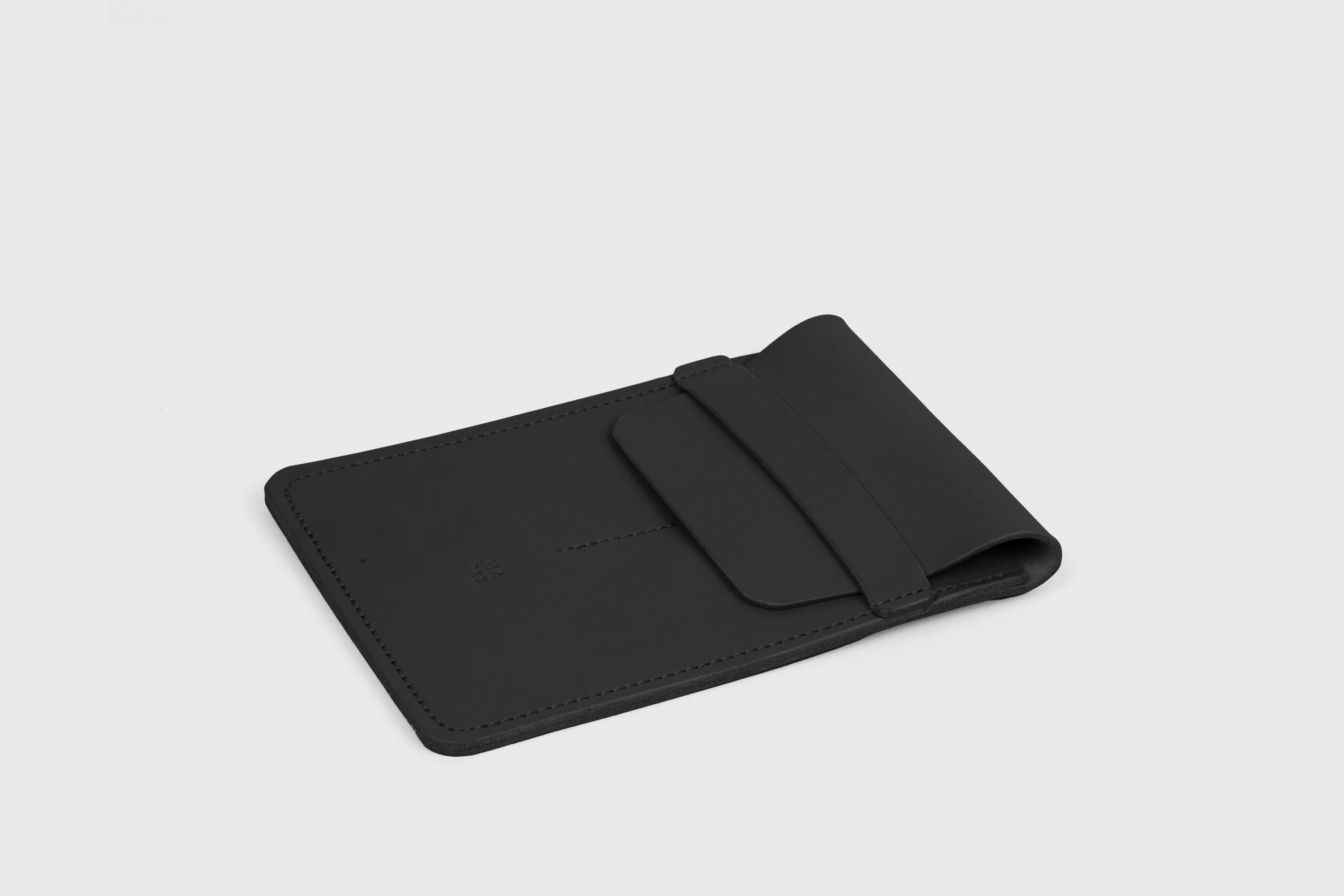 Estuche doble per a bolígrafs en color negre de pell adobada amb vegetals, disseny minimalista, Atelier Madre, Manuel Dreesmann, Barcelona, Espanya