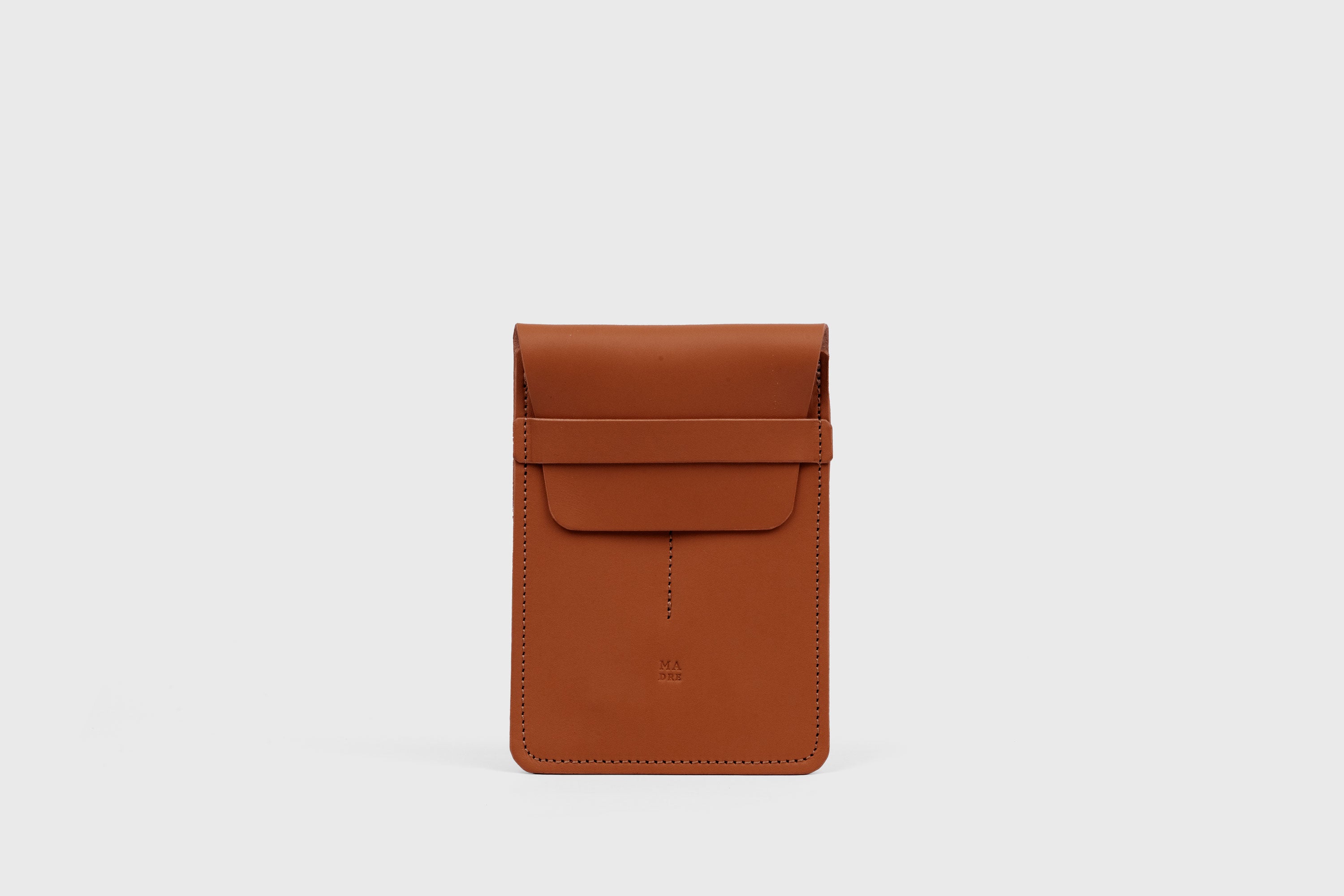 Estuche doble per a bolígrafs de color marró fosc en pell adobada amb vegetals, disseny minimalista, Atelier Madre, Manuel Dreesmann, Barcelona, Espanya