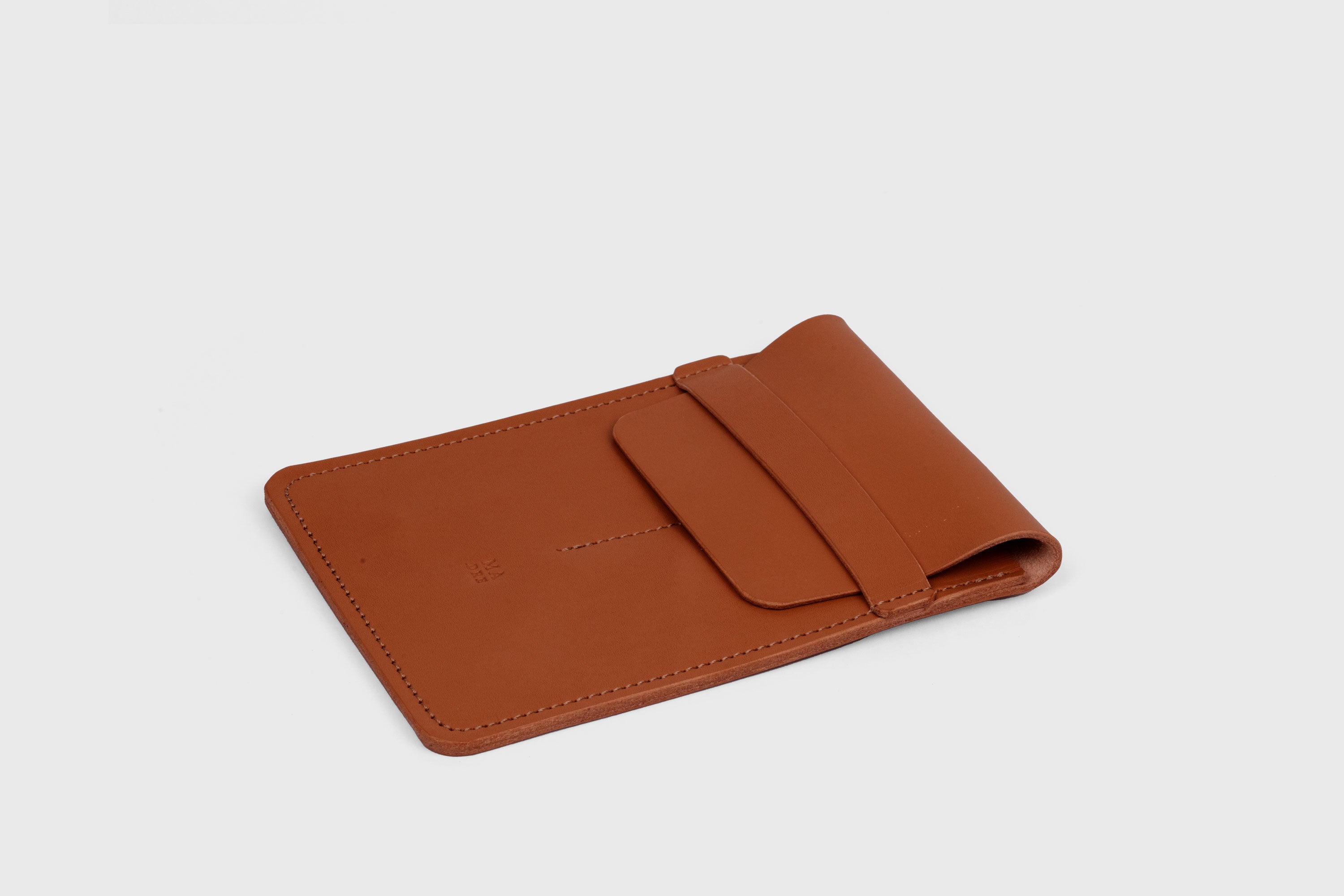 Estuche doble per a bolígrafs de color marró fosc en pell adobada amb vegetals, disseny minimalista, Atelier Madre, Manuel Dreesmann, Barcelona, Espanya