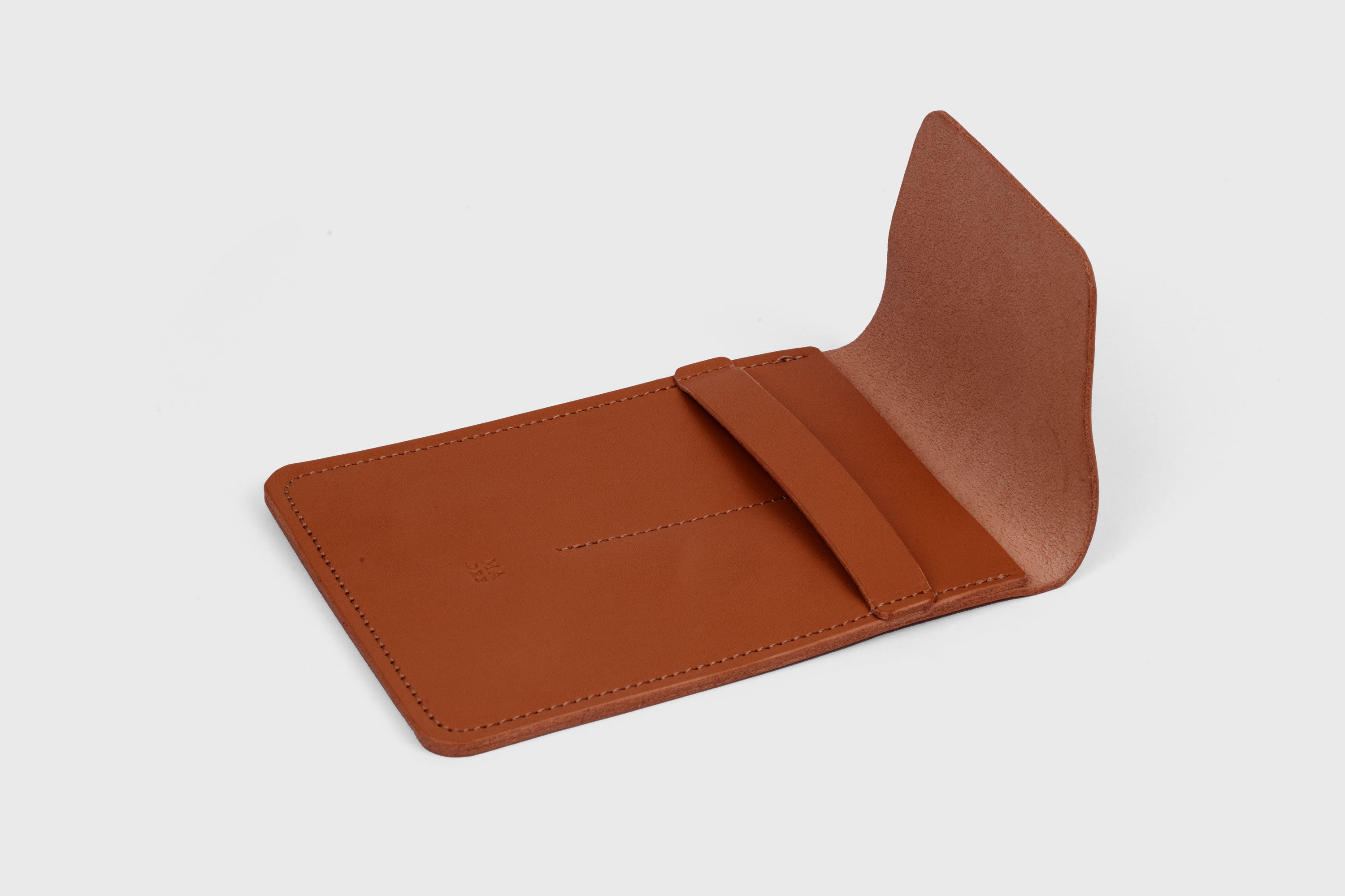 Estuche doble per a bolígrafs de color marró fosc en pell adobada amb vegetals, disseny minimalista, Atelier Madre, Manuel Dreesmann, Barcelona, Espanya