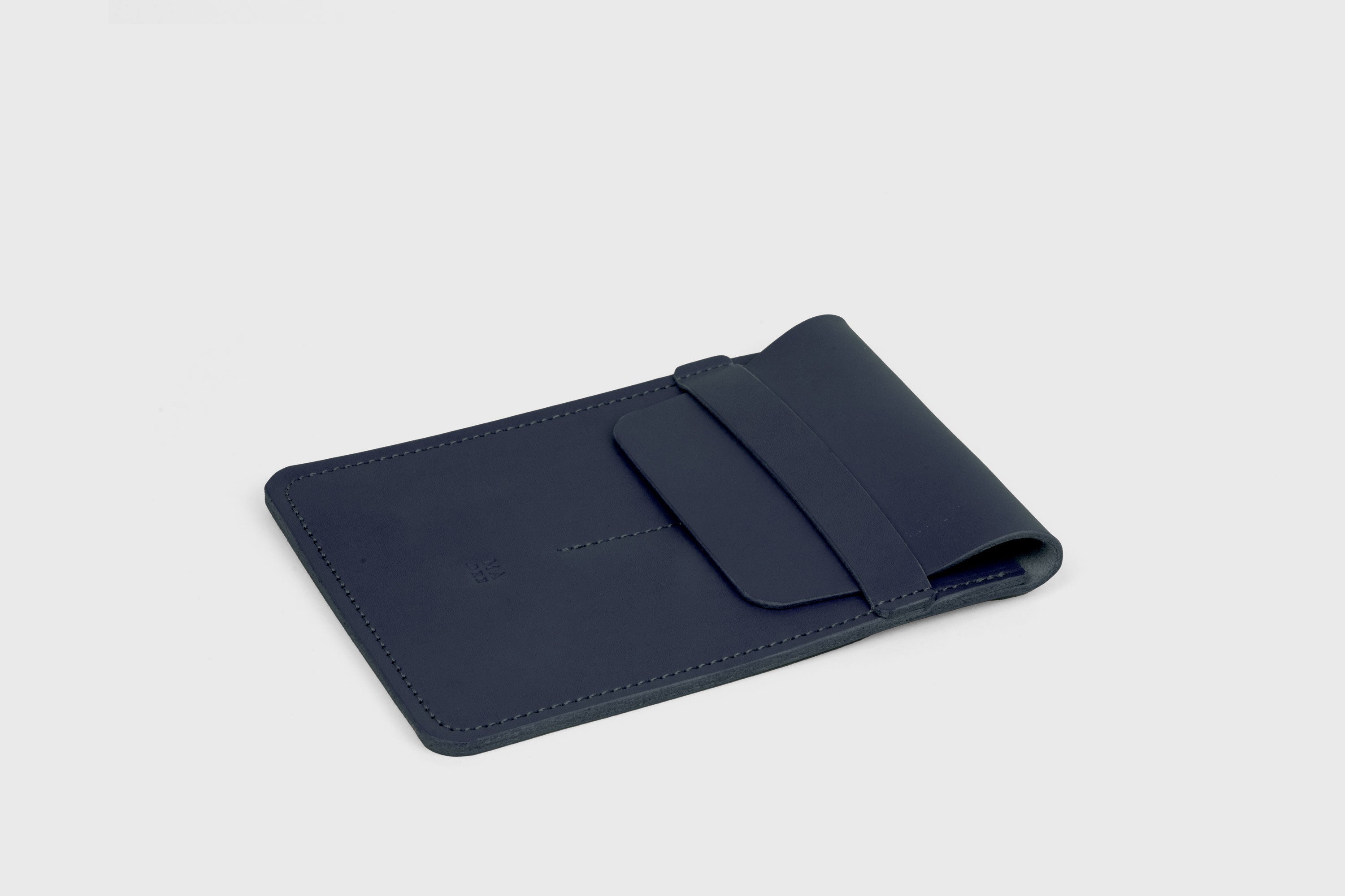 Estuche doble per a bolígrafs de color blau marí, de pell adobada amb vegetals, disseny minimalista, Atelier Madre, Manuel Dreesmann, Barcelona, Espanya
