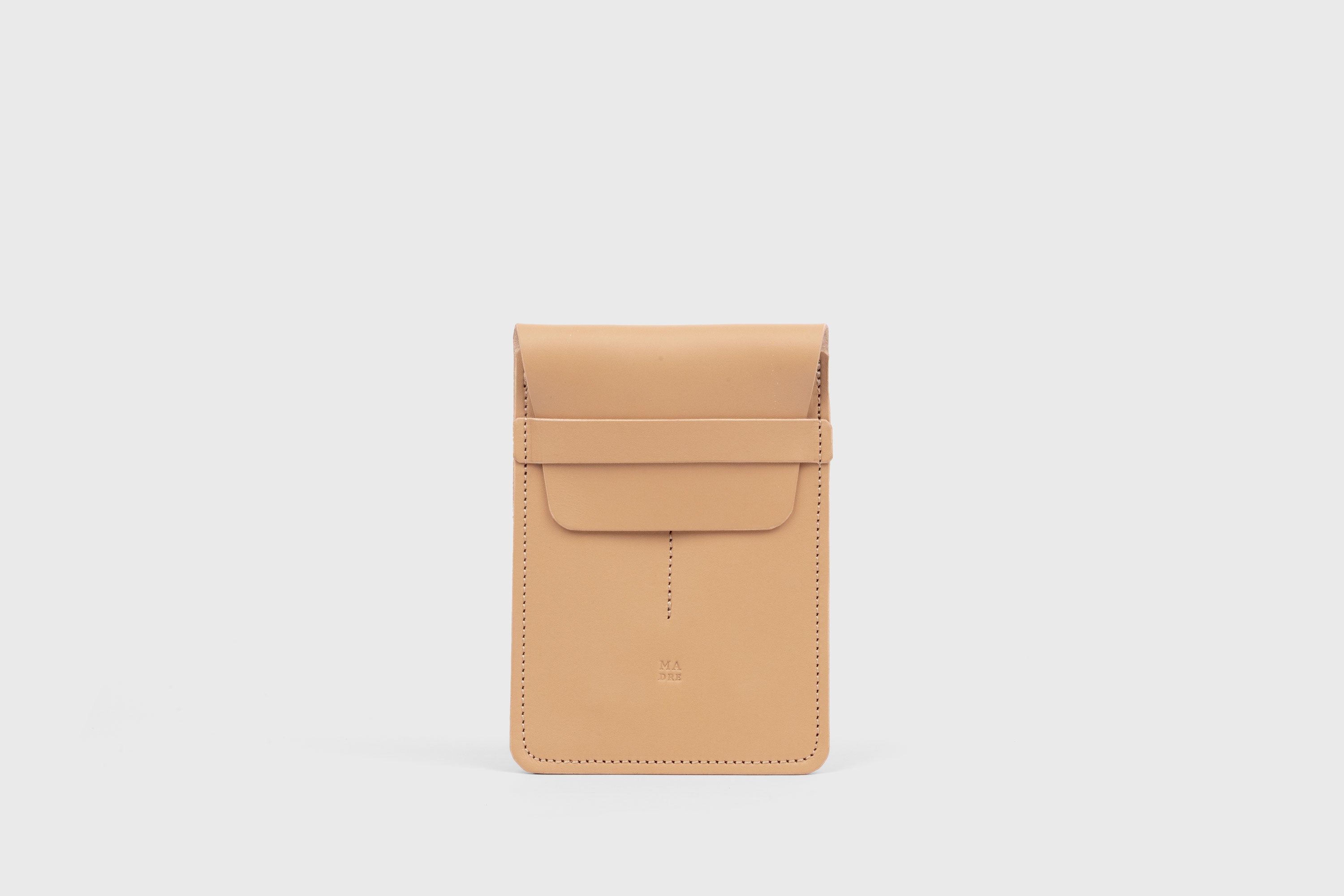 Estuche doble per a bolígrafs en color natural de pell adobada amb vegetals, disseny minimalista, Atelier Madre, Manuel Dreesmann, Barcelona, Espanya