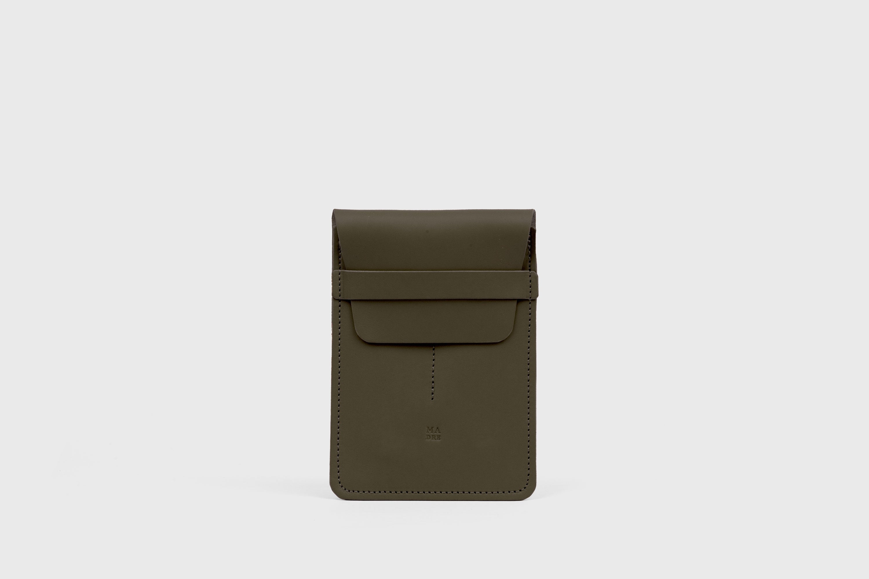 Estuche doble per a bolígrafs de color verd oliva, de pell adobada amb plantes, disseny minimalista, Atelier Madre, Manuel Dreesmann, Barcelona, Espanya