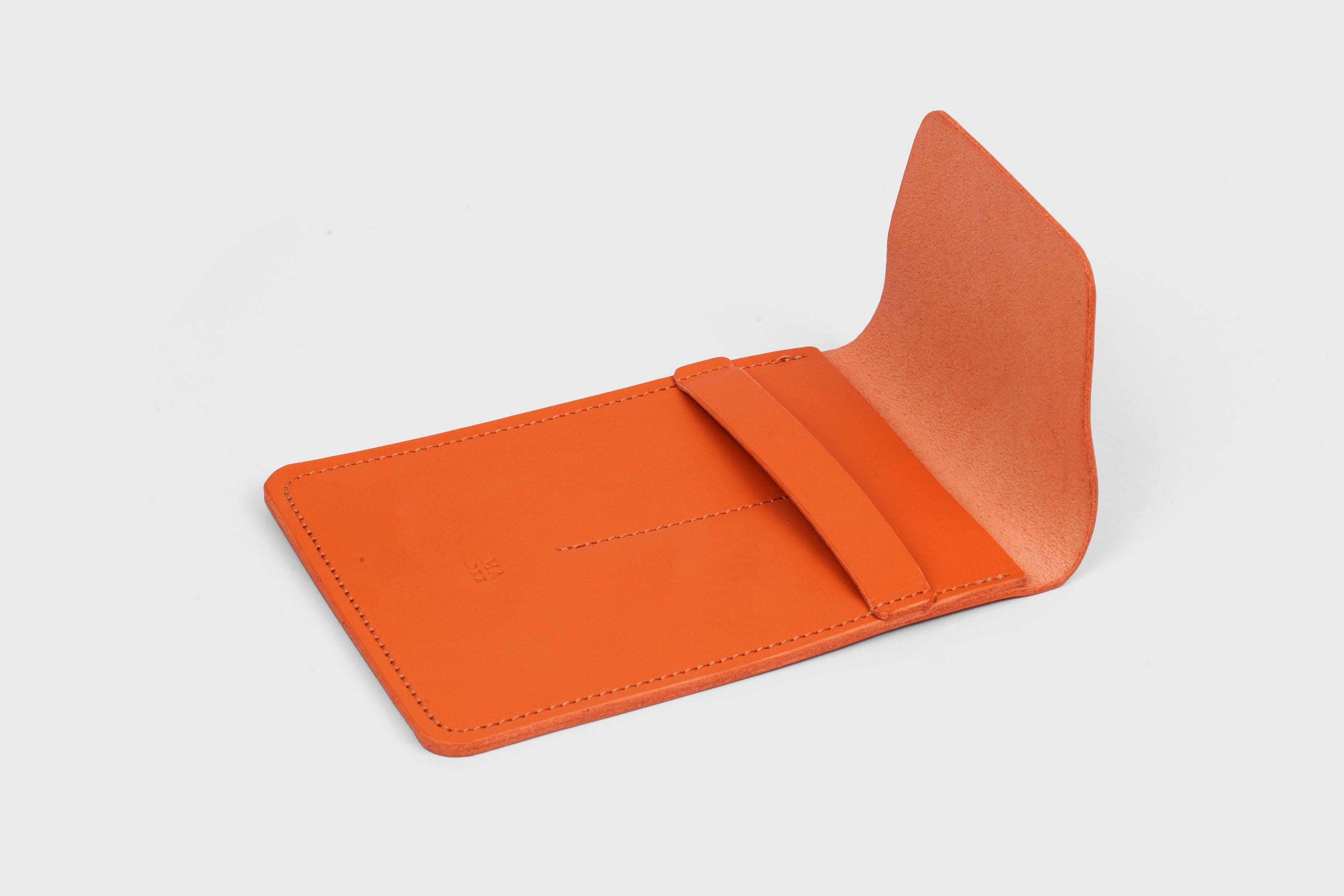Estuche doble per a bolígrafs de color taronja de pell adobada amb vegetals, disseny minimalista. Atelier Madre Manuel Dreesmann Barcelona Espanya