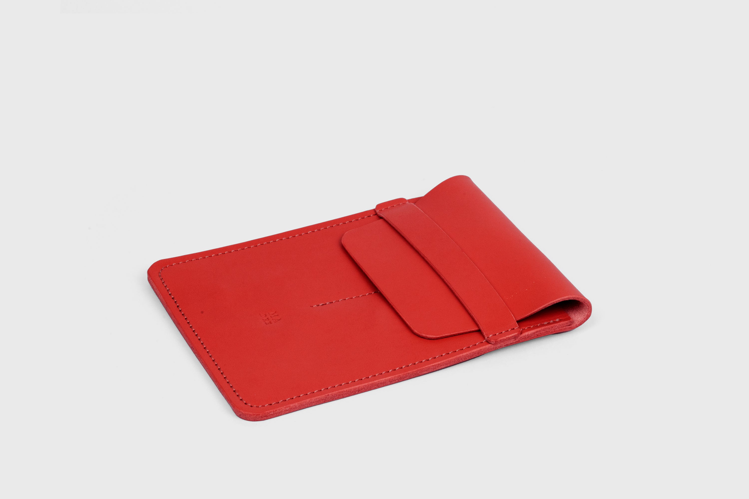 Estuche doble per a bolígrafs de color vermell de pell adobada amb vegetals, disseny minimalista. Atelier Madre, Manuel Dreesmann, Barcelona, Espanya.