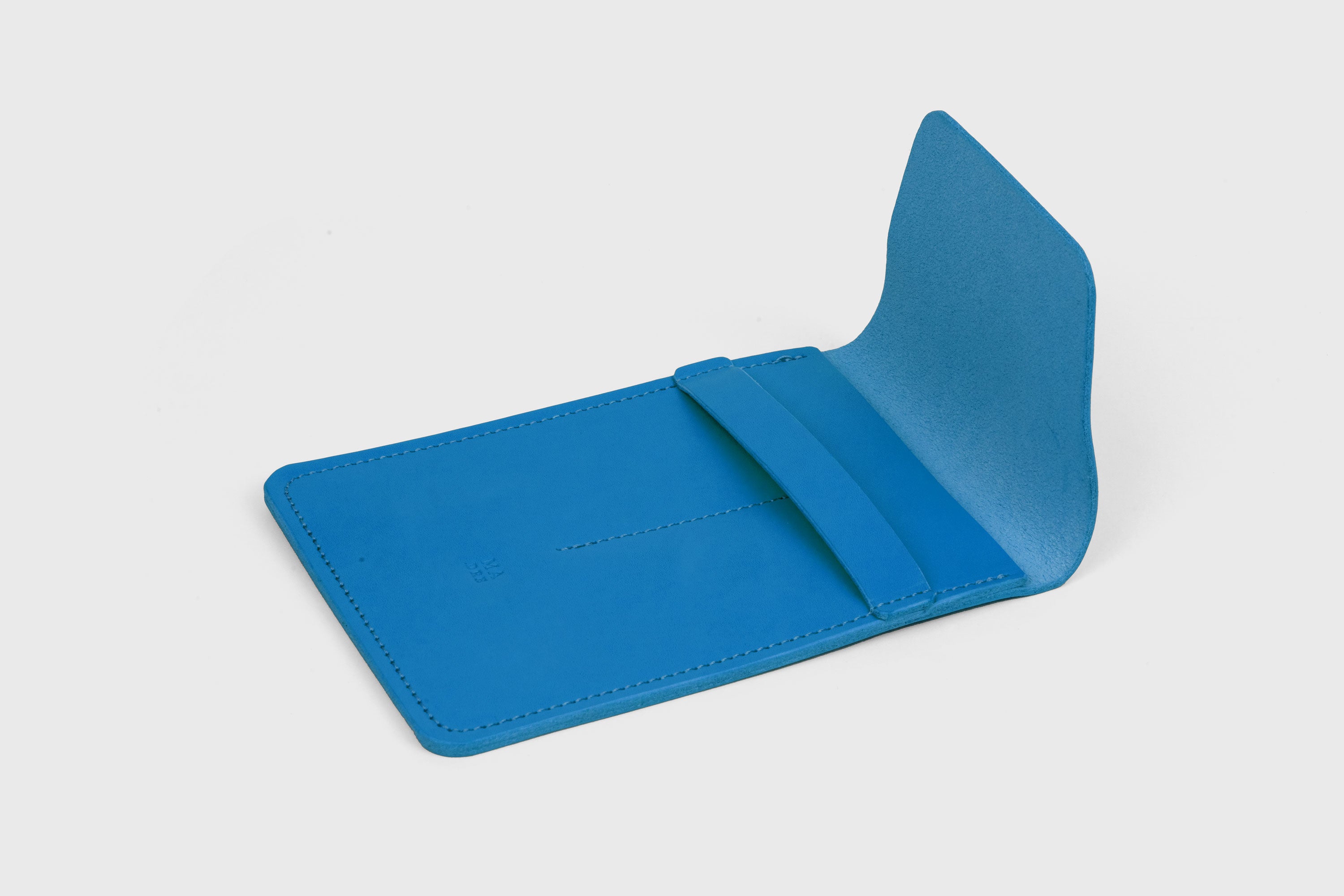 Estuche doble per a bolígrafs de color blau reial de pell adobada amb vegetals, disseny minimalista, Atelier Madre, Manuel Dreesmann, Barcelona, Espanya