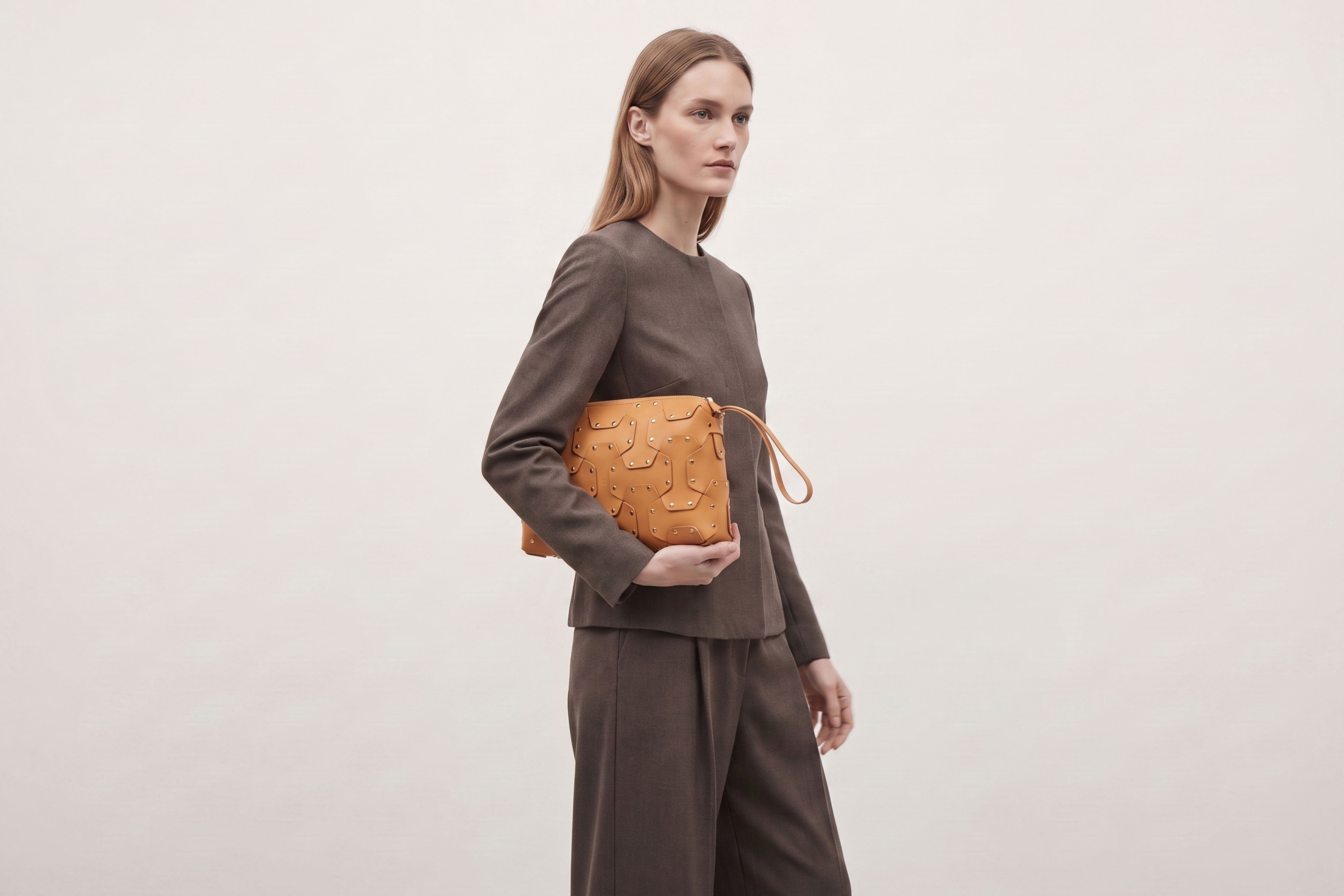 Double Rivet Bag Big on a model, Brown Colour, Vegetable-Tanned Leather, Modern Minimal Design. Premium Quality, Atelier Madre, Manuel-Dreesmann, Barcelona