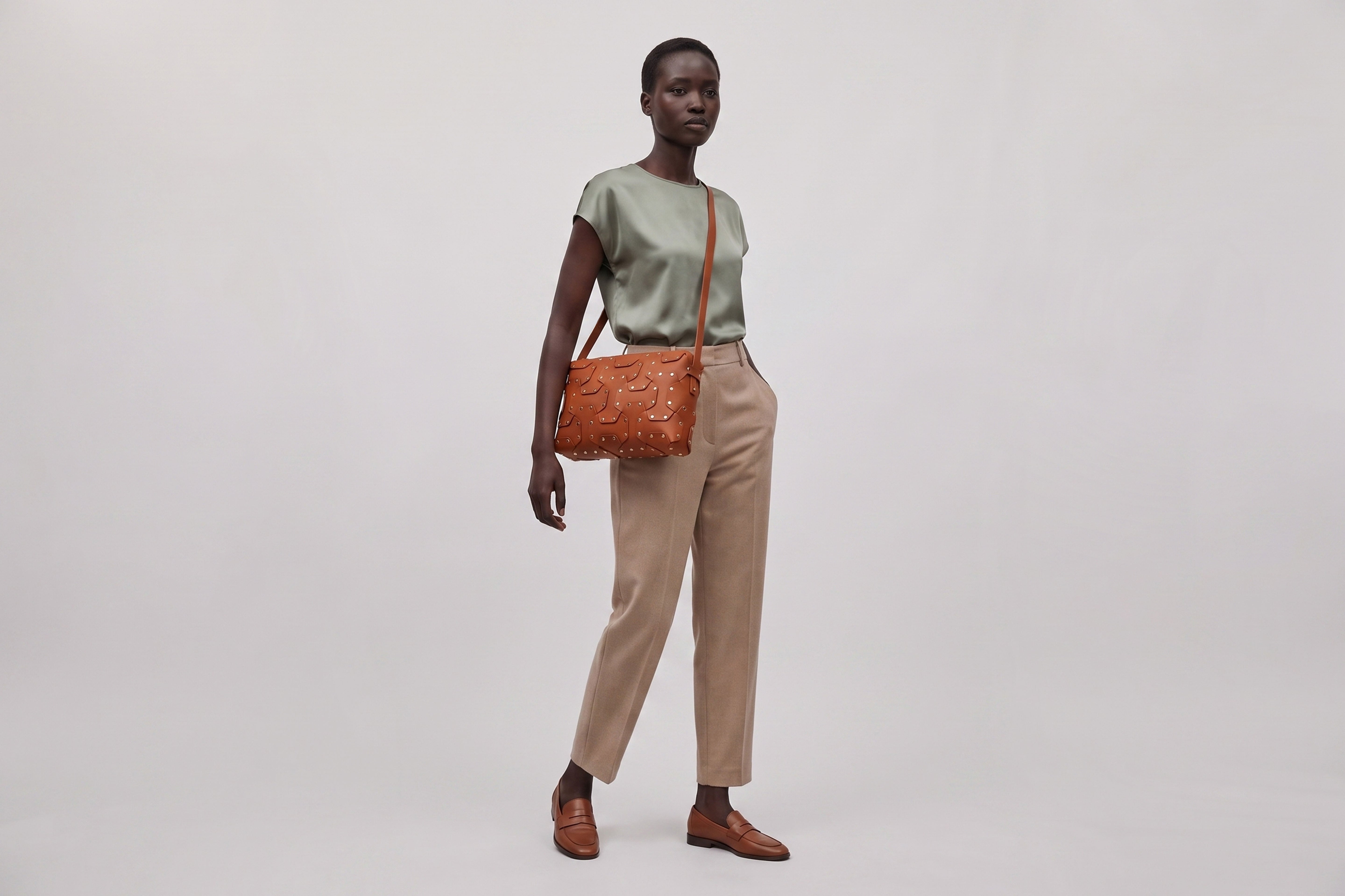 Double Rivet Bag Big on a model, Dark-Brown Colour, Vegetable-Tanned Leather, Modern Minimal Design. Premium Quality, Atelier Madre, Manuel-Dreesmann, Barcelona