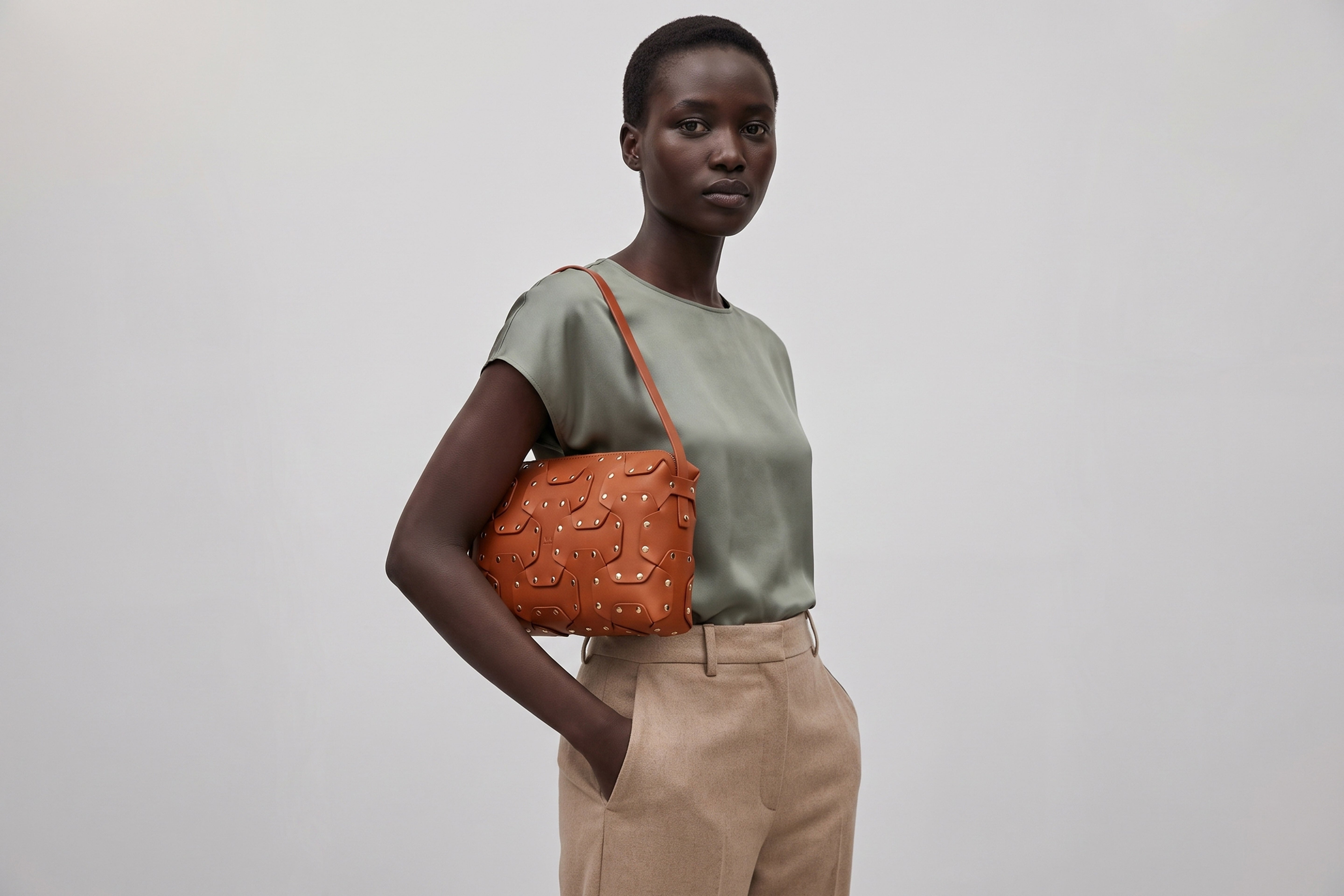 Double Rivet Bag Big on a model, Dark-Brown Colour, Vegetable-Tanned Leather, Modern Minimal Design. Premium Quality, Atelier Madre, Manuel-Dreesmann, Barcelona