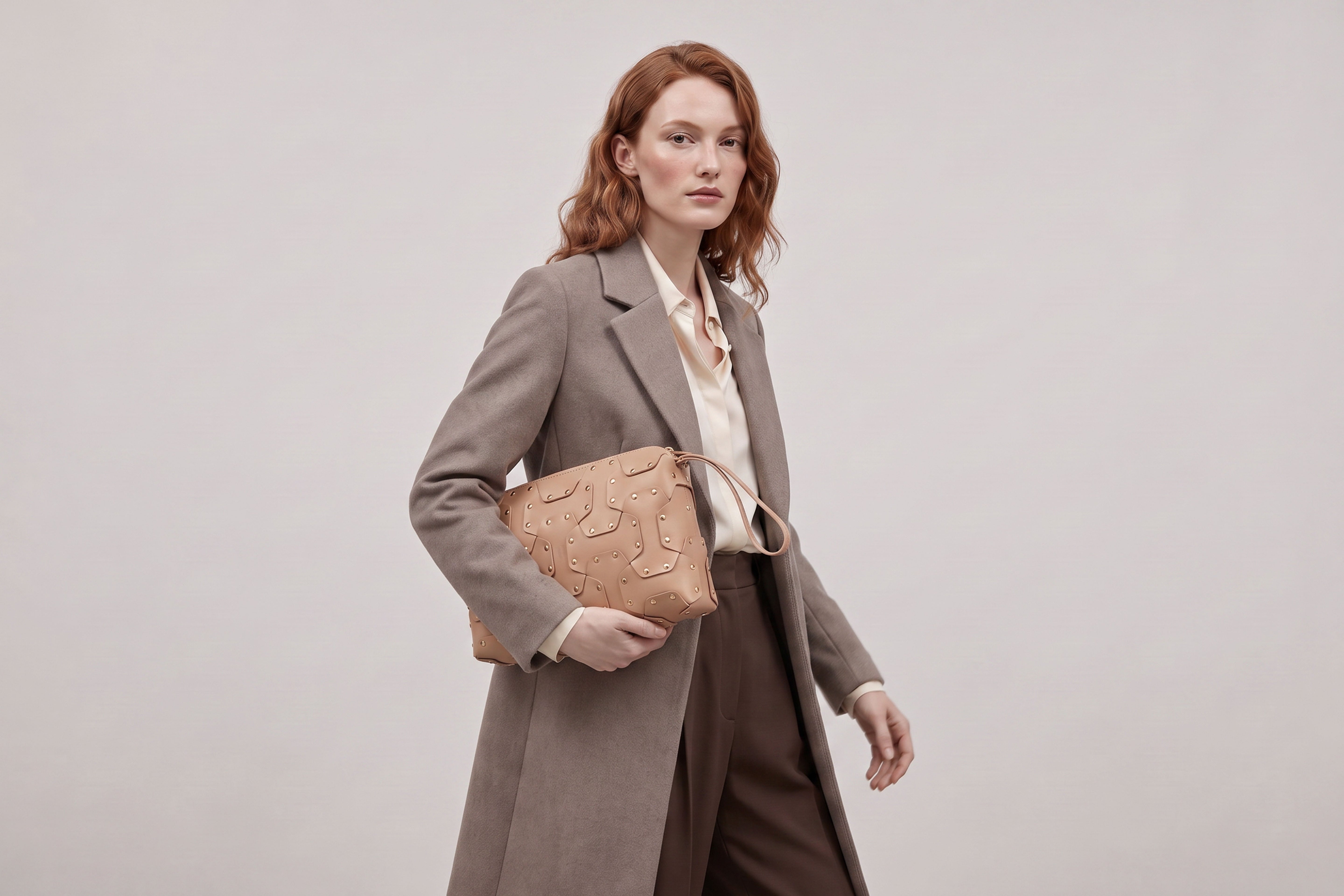 Double Rivet Bag Big on a model, Natural Colour, Vegetable-Tanned Leather, Modern Minimal Design. Premium Quality, Atelier Madre, Manuel-Dreesmann, Barcelona
