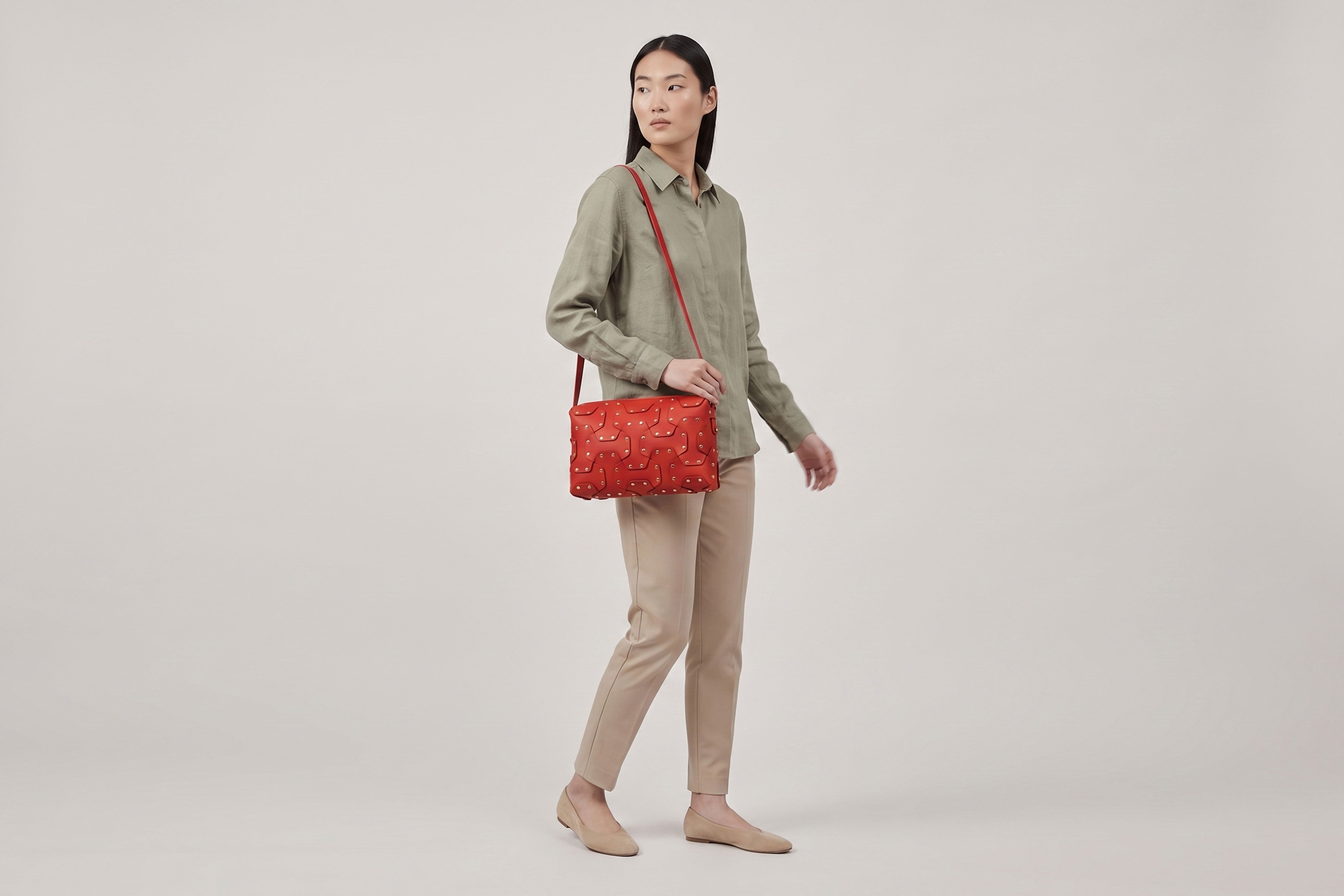 Double Rivet Bag Big on a model, Red Colour, Vegetable-Tanned Leather, Modern Minimal Design. Premium Quality, Atelier Madre, Manuel-Dreesmann, Barcelona