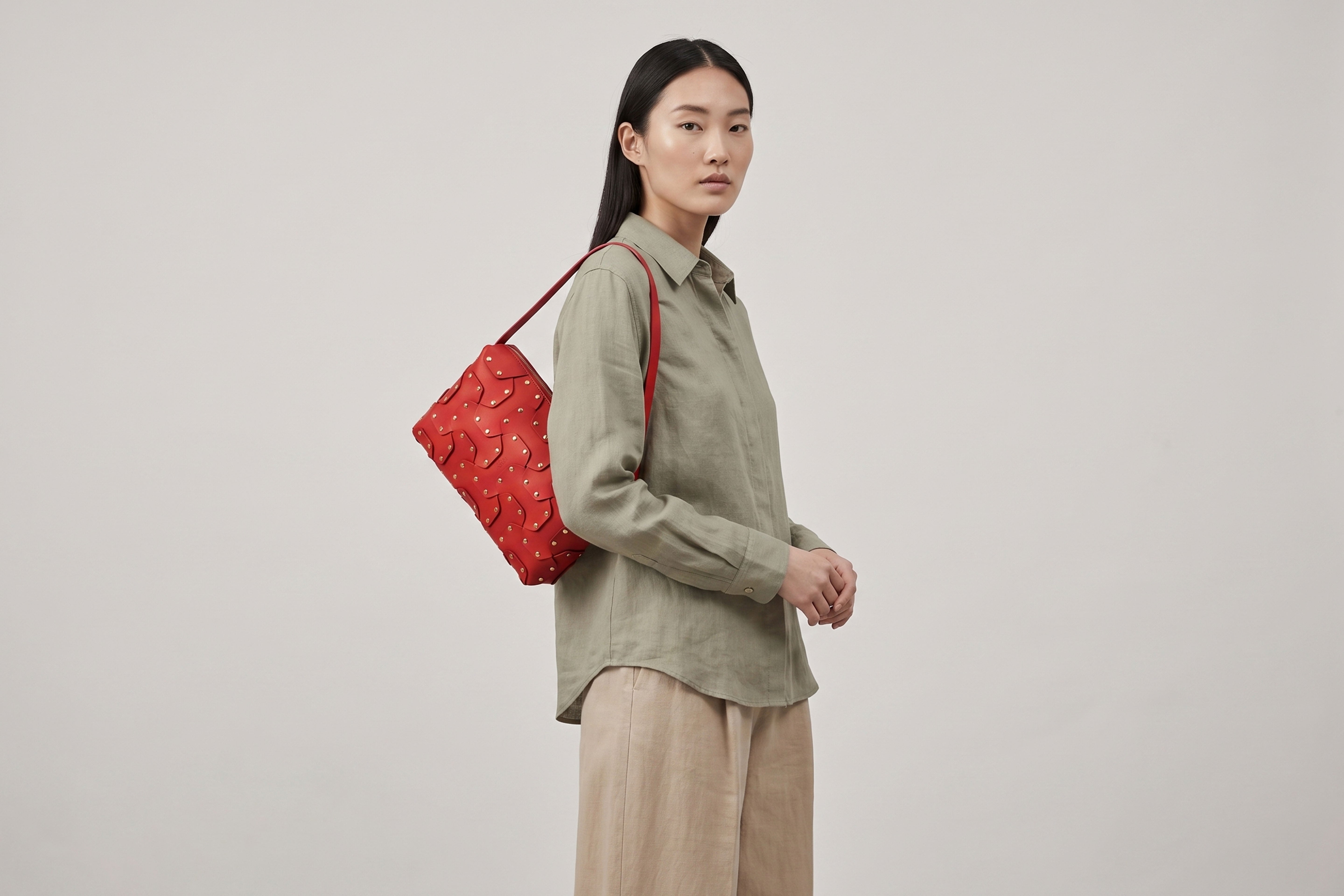 Double Rivet Bag Big on a model, Red Colour, Vegetable-Tanned Leather, Modern Minimal Design. Premium Quality, Atelier Madre, Manuel-Dreesmann, Barcelona