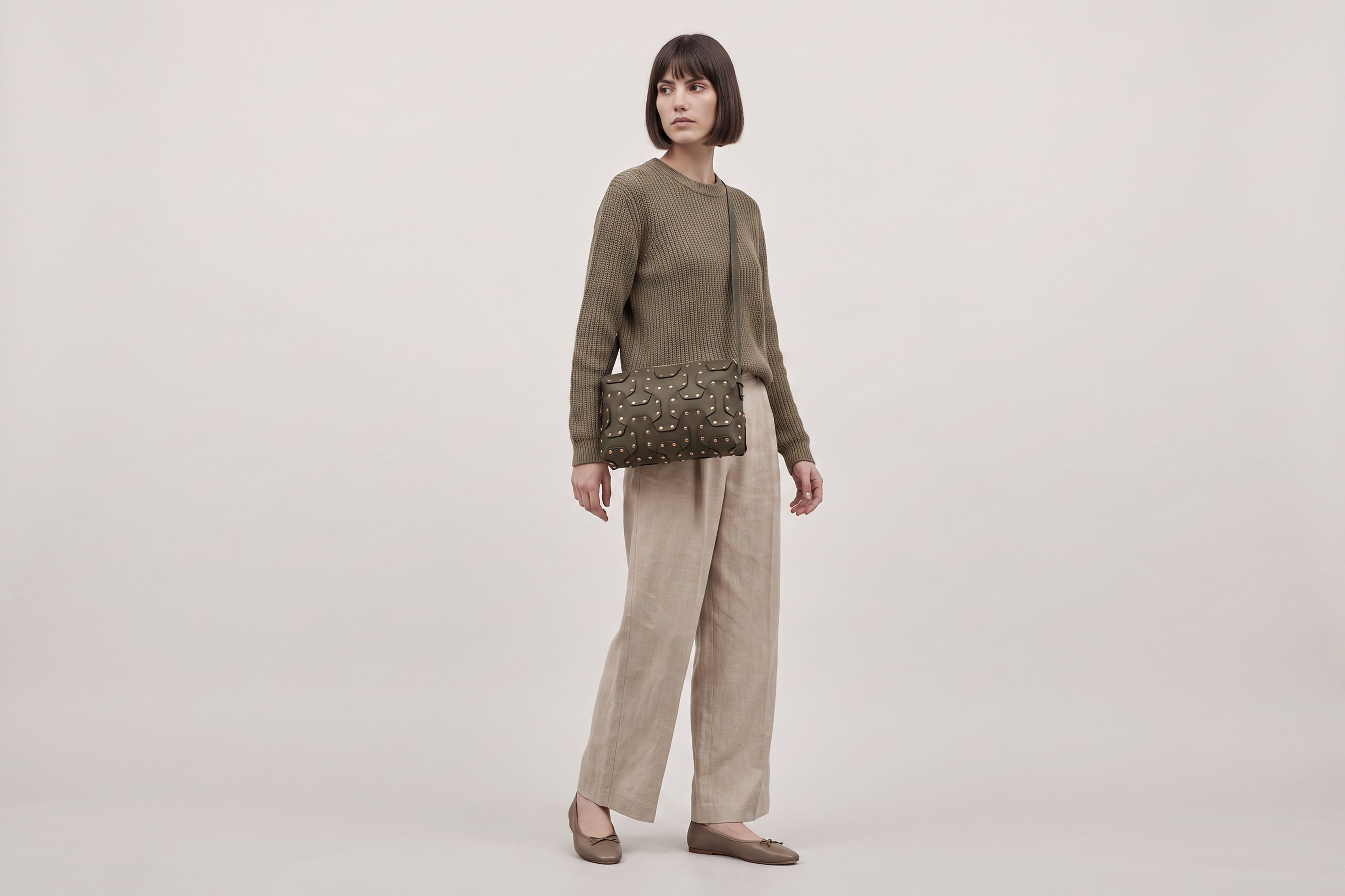 Double Rivet Bag Big on a model, Olive Green, Vegetable-Tanned Leather, Modern Minimal Design. Premium Quality, Atelier Madre, Manuel-Dreesmann, Barcelona