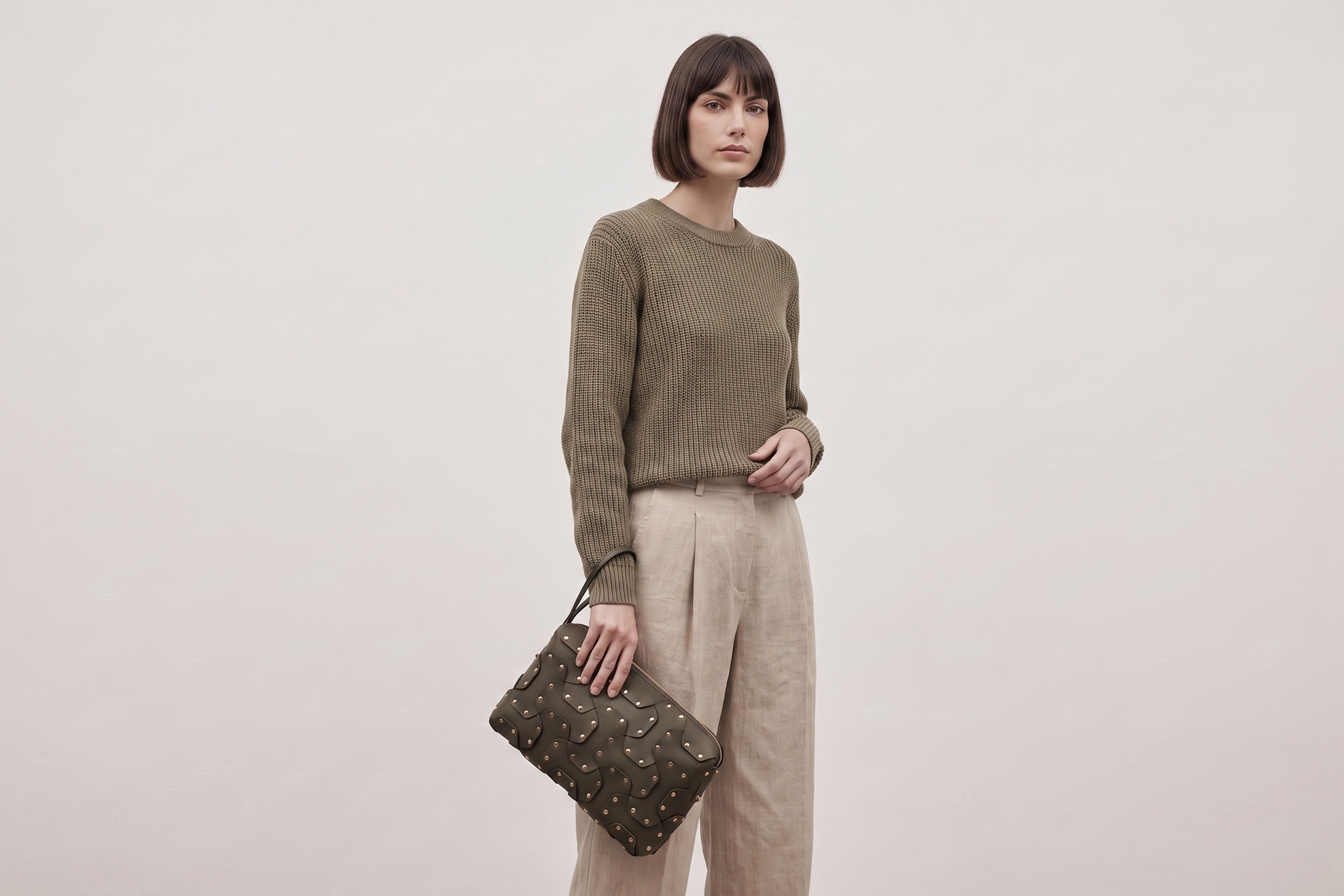 Double Rivet Bag Big on a model, Olive Green, Vegetable-Tanned Leather, Modern Minimal Design. Premium Quality, Atelier Madre, Manuel-Dreesmann, Barcelona